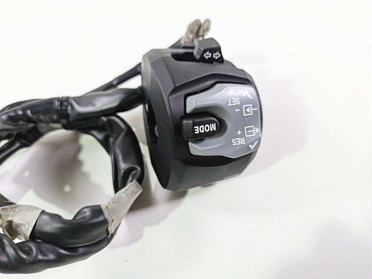 2023 Suzuki GSX1300 RR Hayabusa Left Blinker Control Switch - Read 37400-10L01 {{ shop.shopifyCountryName }} - Mototech271