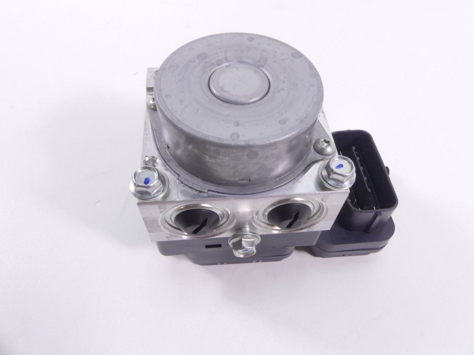 2019 Yamaha VMX17 V-Max 1700 Advics Abs Brake Pump Module 2S3-85930-10-00 {{ shop.shopifyCountryName }} - Mototech271
