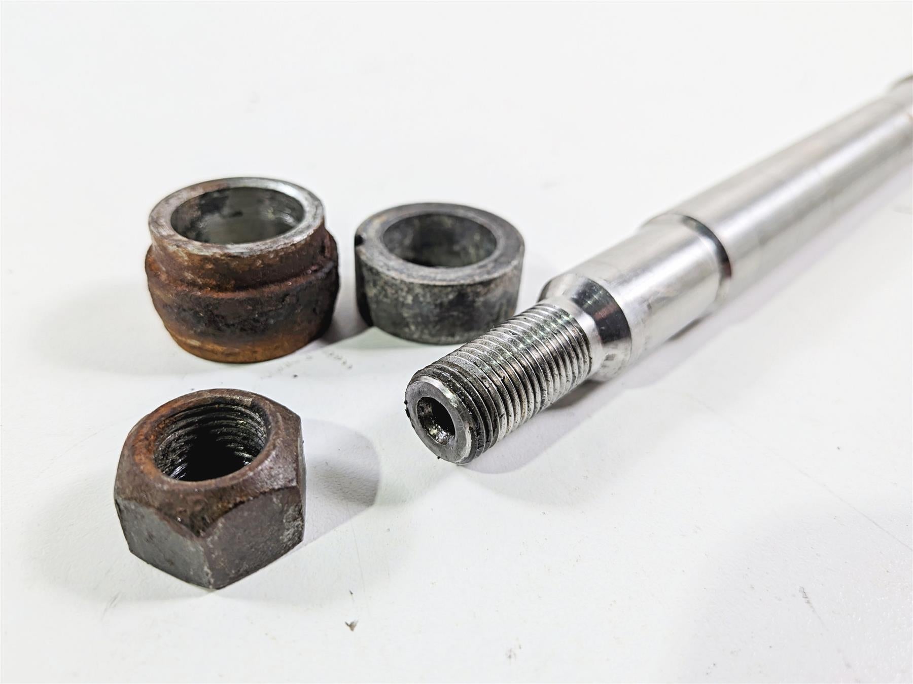 2002 Harley Davidson XLH883 Sportster Front Wheel Spindle Axle 43895-00 {{ shop.shopifyCountryName }} - Mototech271