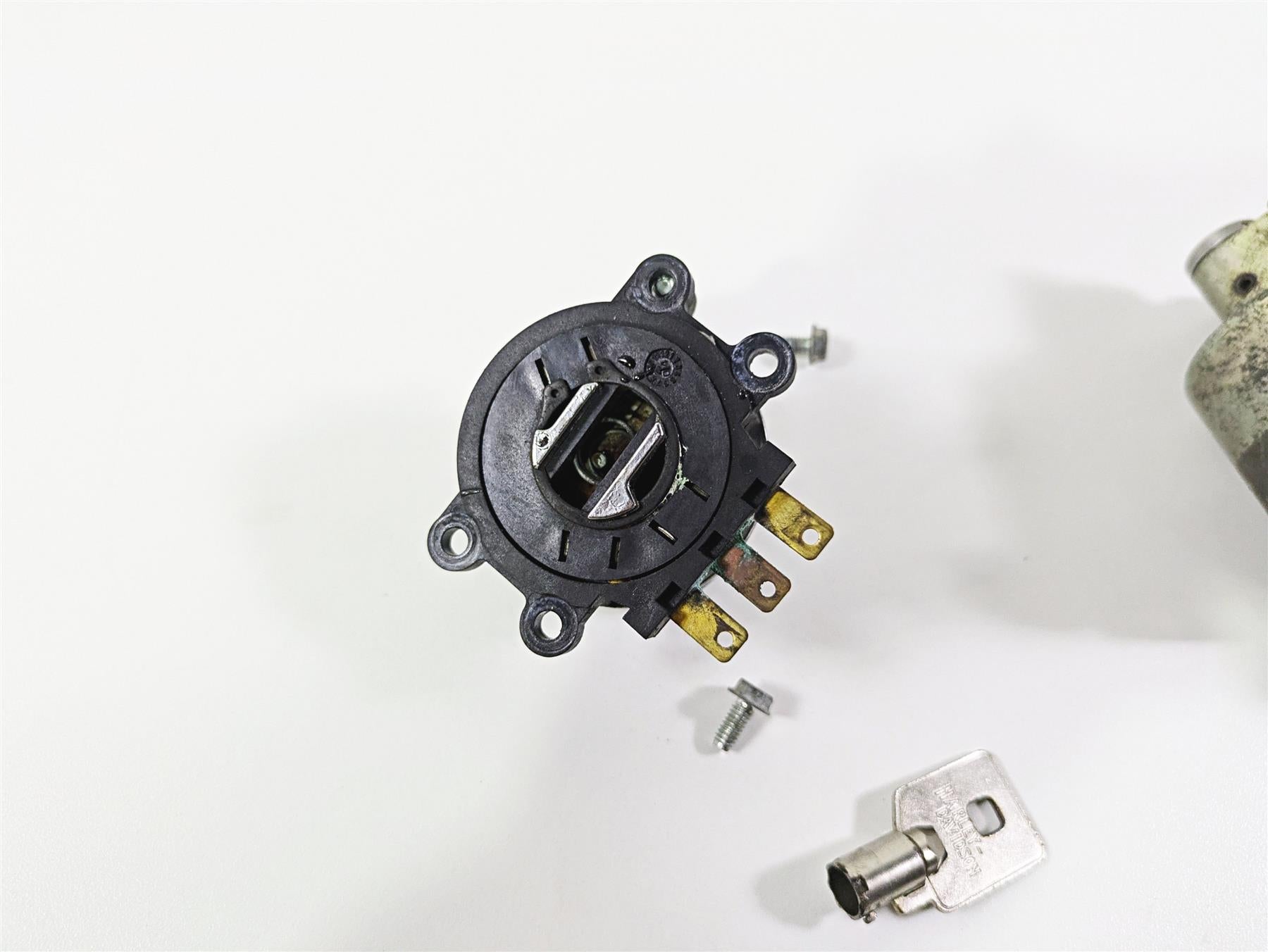 2005 Harley Touring FLHRI Road King Ignition Switch Fork Lock Set 71540-94B {{ shop.shopifyCountryName }} - Mototech271