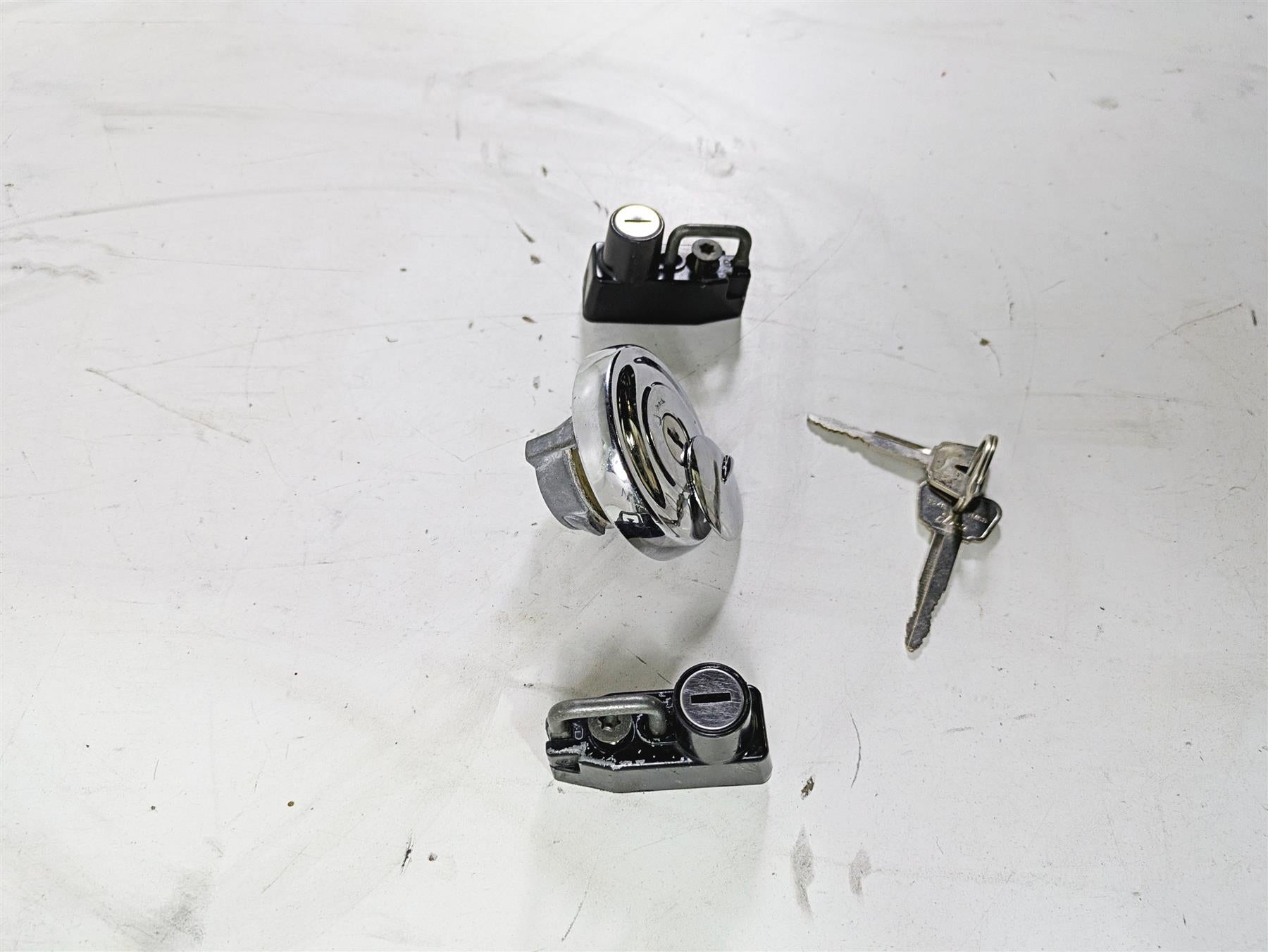 2004 Yamaha XVZ1300 Royal Star Gas Cap Helmet Locl & Key Set {{ shop.shopifyCountryName }} - Mototech271