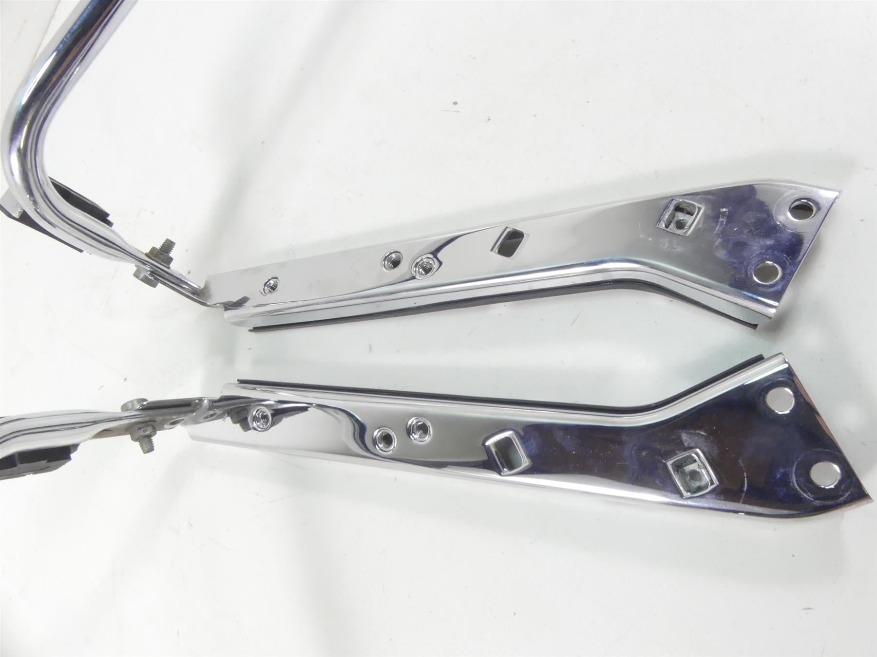 2004 Harley FLHTC SE CVO Electra Glide Saddlebag Guard Rack Holder Set 49207-04 {{ shop.shopifyCountryName }} - Mototech271