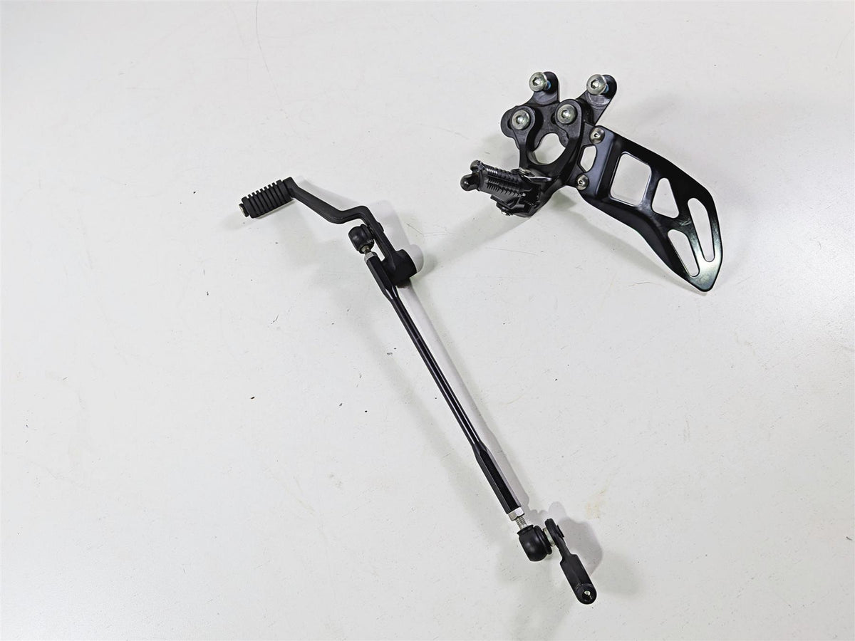 2024 Suzuki GSXR 600 Left Front Footpeg & Shifter 43521-47H20 25600-14J11 {{ shop.shopifyCountryName }} - Mototech271