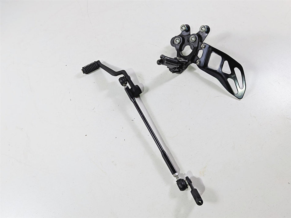 2024 Suzuki GSXR 600 Left Front Footpeg & Shifter 43521-47H20 25600-14J11 {{ shop.shopifyCountryName }} - Mototech271