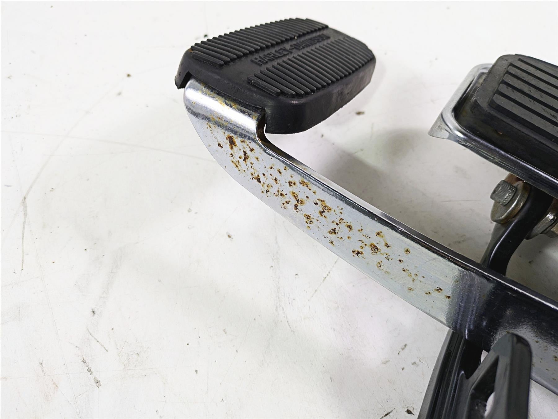 2005 Harley Softail FLSTSCI Heritage Springer Right Floorboard & Brake 50600026 {{ shop.shopifyCountryName }} - Mototech271