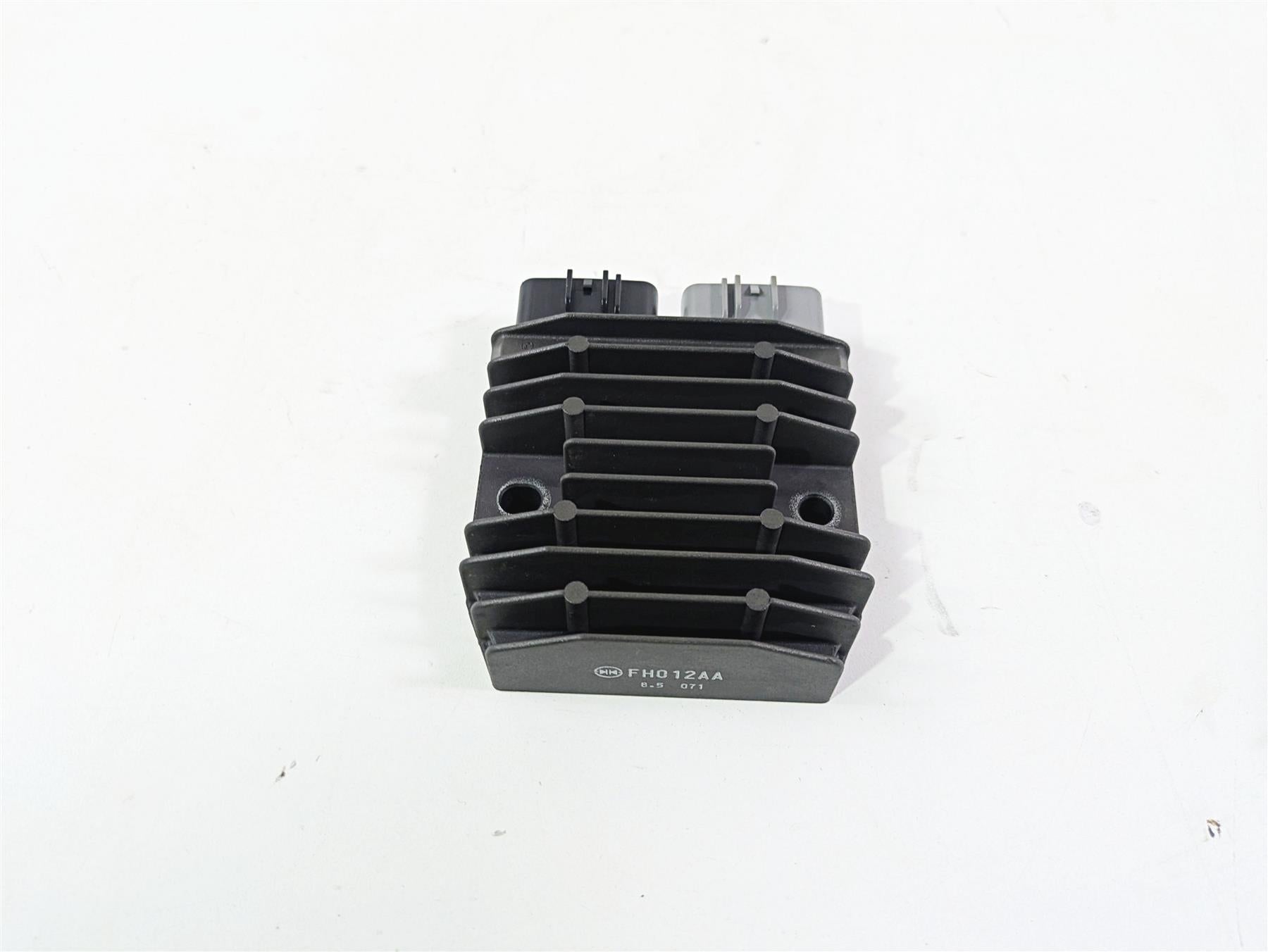 2009 Yamaha FZ1 FZS10 Fazer Rectifier Voltage Regulator FH012AA 1D7-81960-01-00 {{ shop.shopifyCountryName }} - Mototech271