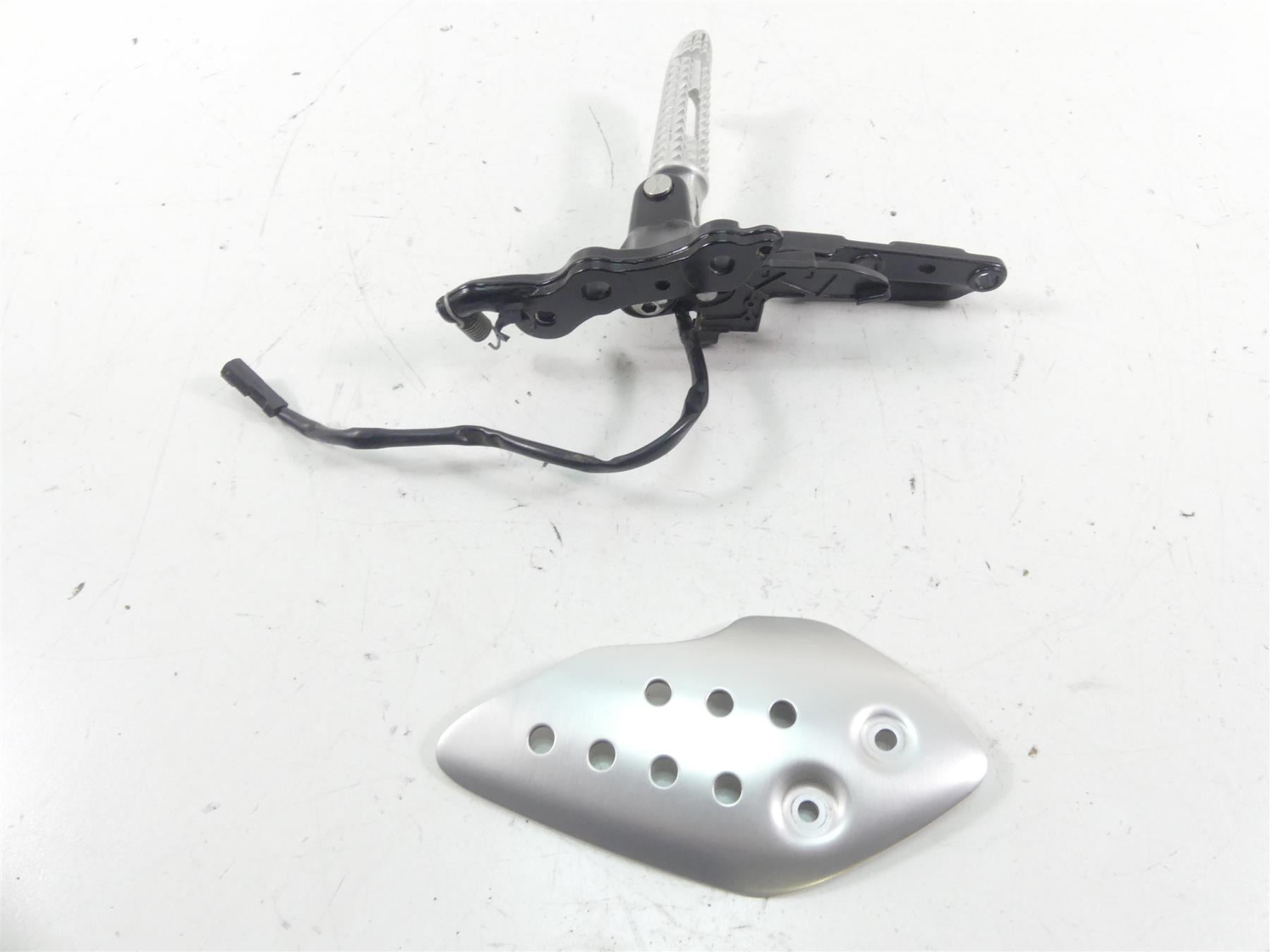2017 Triumph Thruxton 1200 R Right Front Footpeg Foot Peg + Bracket T2081084 {{ shop.shopifyCountryName }} - Mototech271