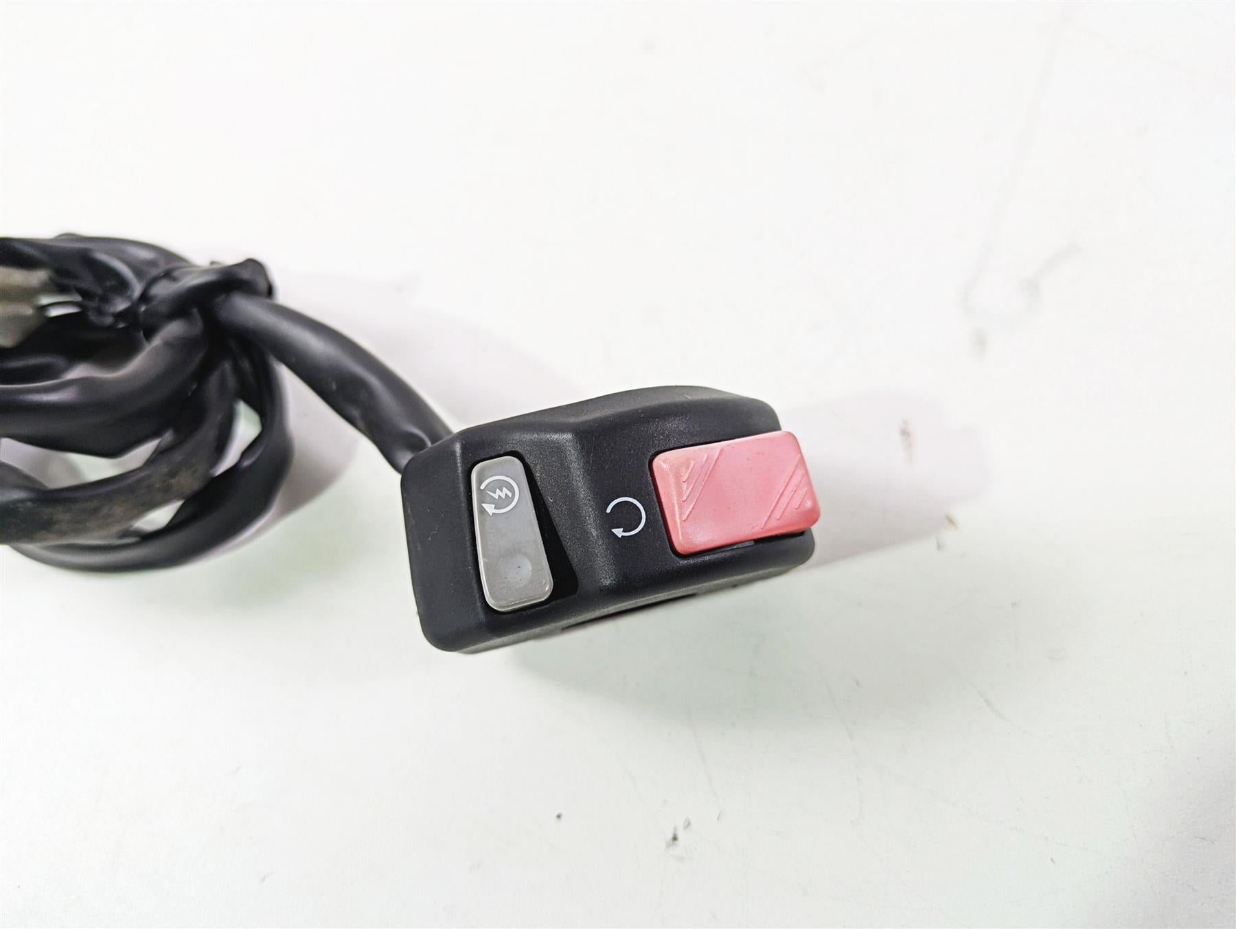 2009 Yamaha FZ1 FZS10 Fazer Right Hand Start Stop Control Switch 2D1-83975-00-00 {{ shop.shopifyCountryName }} - Mototech271