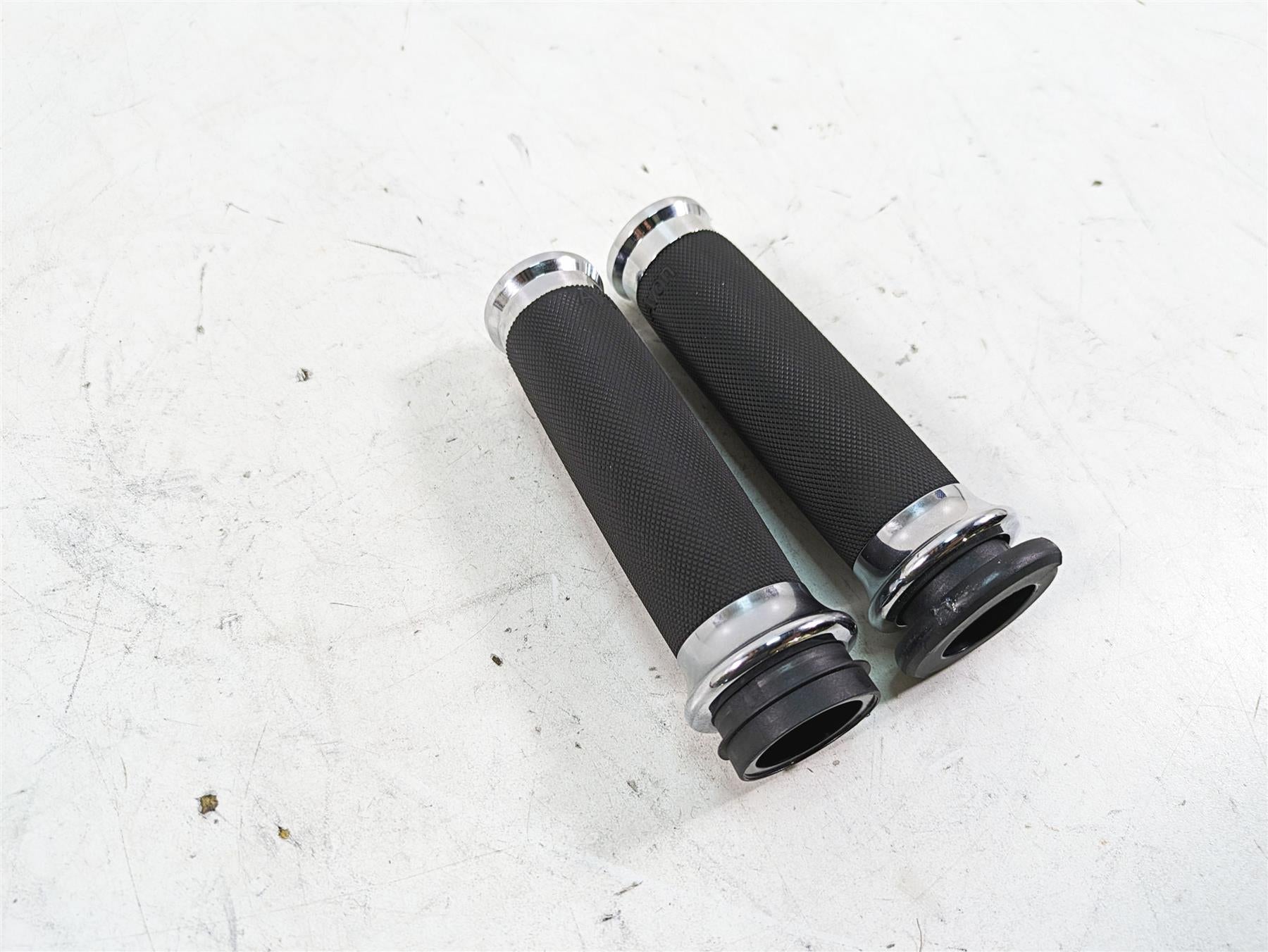 2010 Harley Touring FLHTCU Electra Glide Nice Avon Hand Grip Set CC-85-CH-FLY {{ shop.shopifyCountryName }} - Mototech271