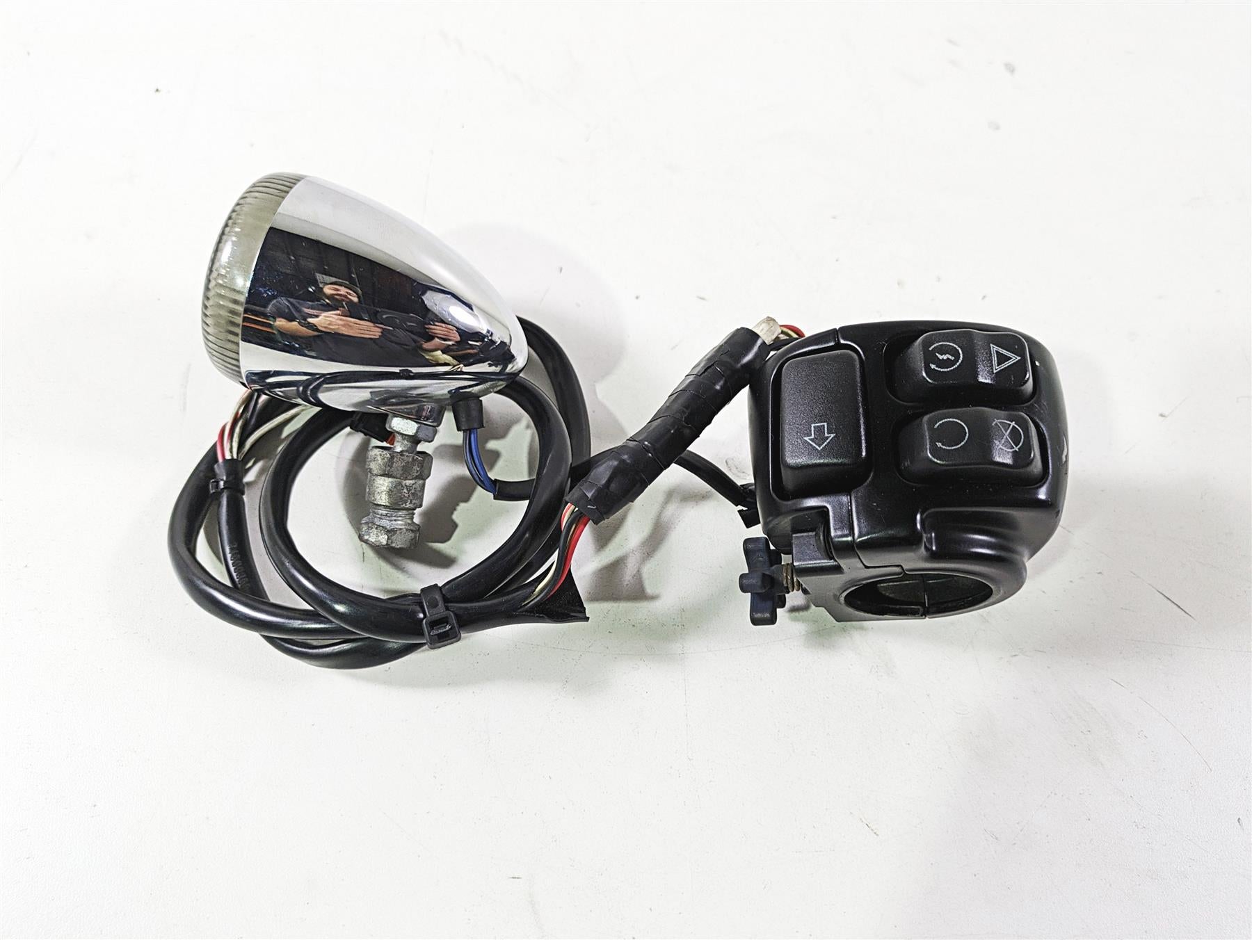 2017 Harley Dyna FXDB Street Bob Right Control Switch & Blinker -READ 71500360 {{ shop.shopifyCountryName }} - Mototech271