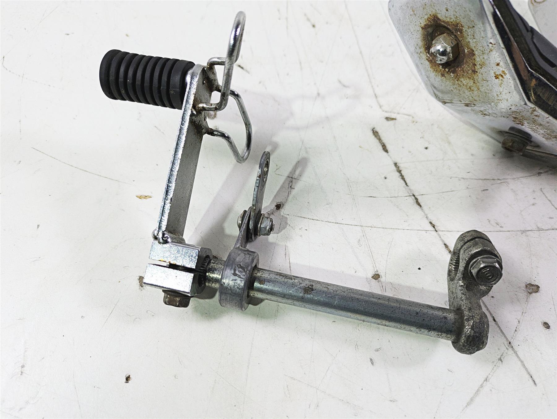 2002 Honda GL1500 CD Valkyrie Deluxe Front Footpeg & Pedal Set 50615-MZ0-000 {{ shop.shopifyCountryName }} - Mototech271