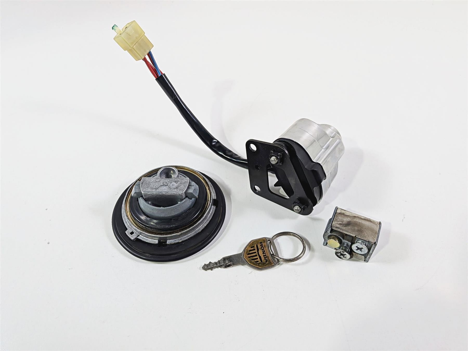 2003 Honda V-Twin VTX1800 C Ignition Switch Key Lock Tank Cap Set 35010-MCH-010 {{ shop.shopifyCountryName }} - Mototech271