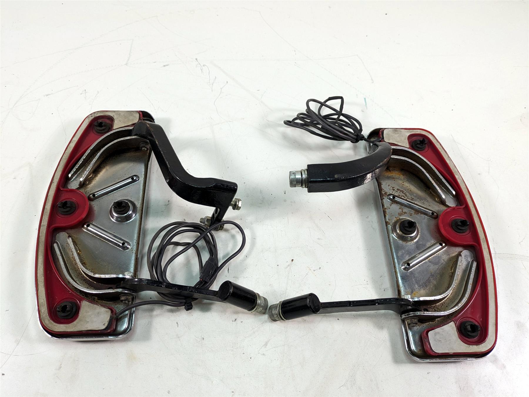 2006 Harley Touring FLHTCUI Electra Glide Front Floorboard Set 50622-83 50518-83 {{ shop.shopifyCountryName }} - Mototech271