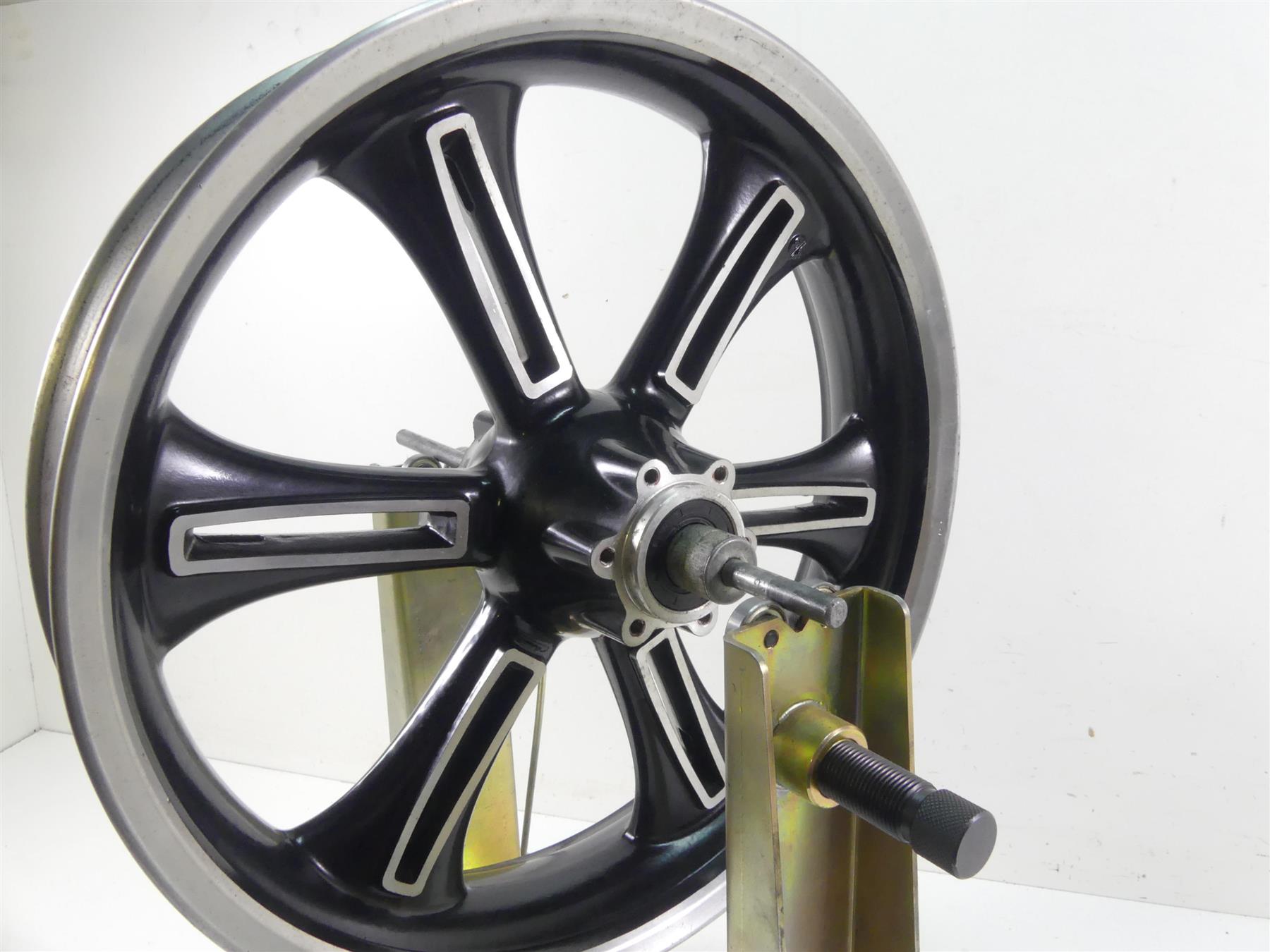 2013 Victory Cross Country Front Straight 18x3.5 Wheel Rim 1521383 {{ shop.shopifyCountryName }} - Mototech271