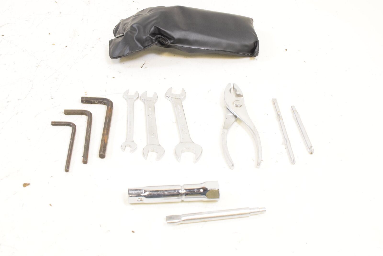 2000 Kawasaki VN1500 Vulcan Classic Tool Box Housing w Tools 32098-1109 {{ shop.shopifyCountryName }} - Mototech271