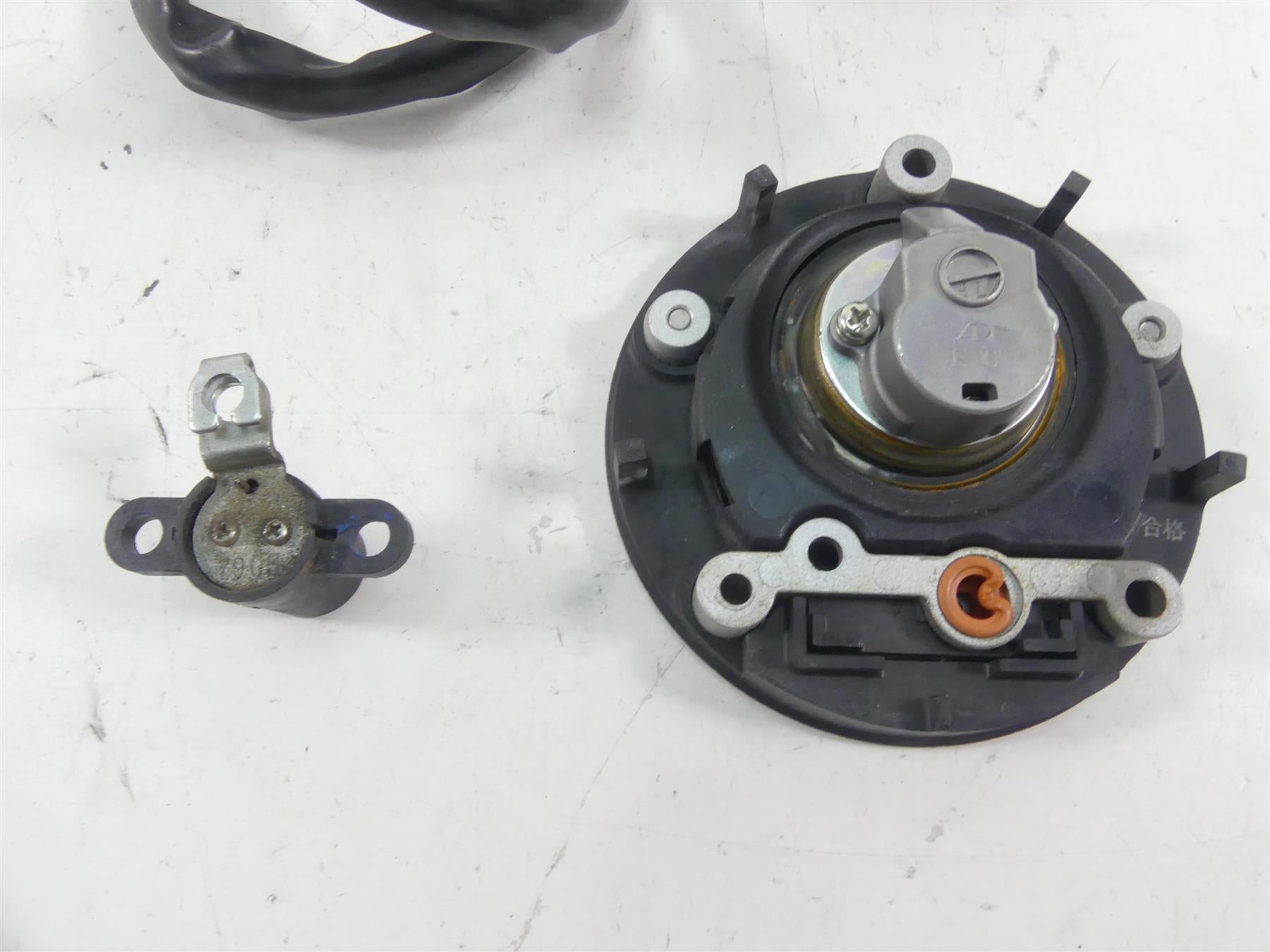 2008 Yamaha FZ1 Fazer Ignition Switch Seat Fuel Gas Cap Key Lock 3C3-82501-10-00 {{ shop.shopifyCountryName }} - Mototech271