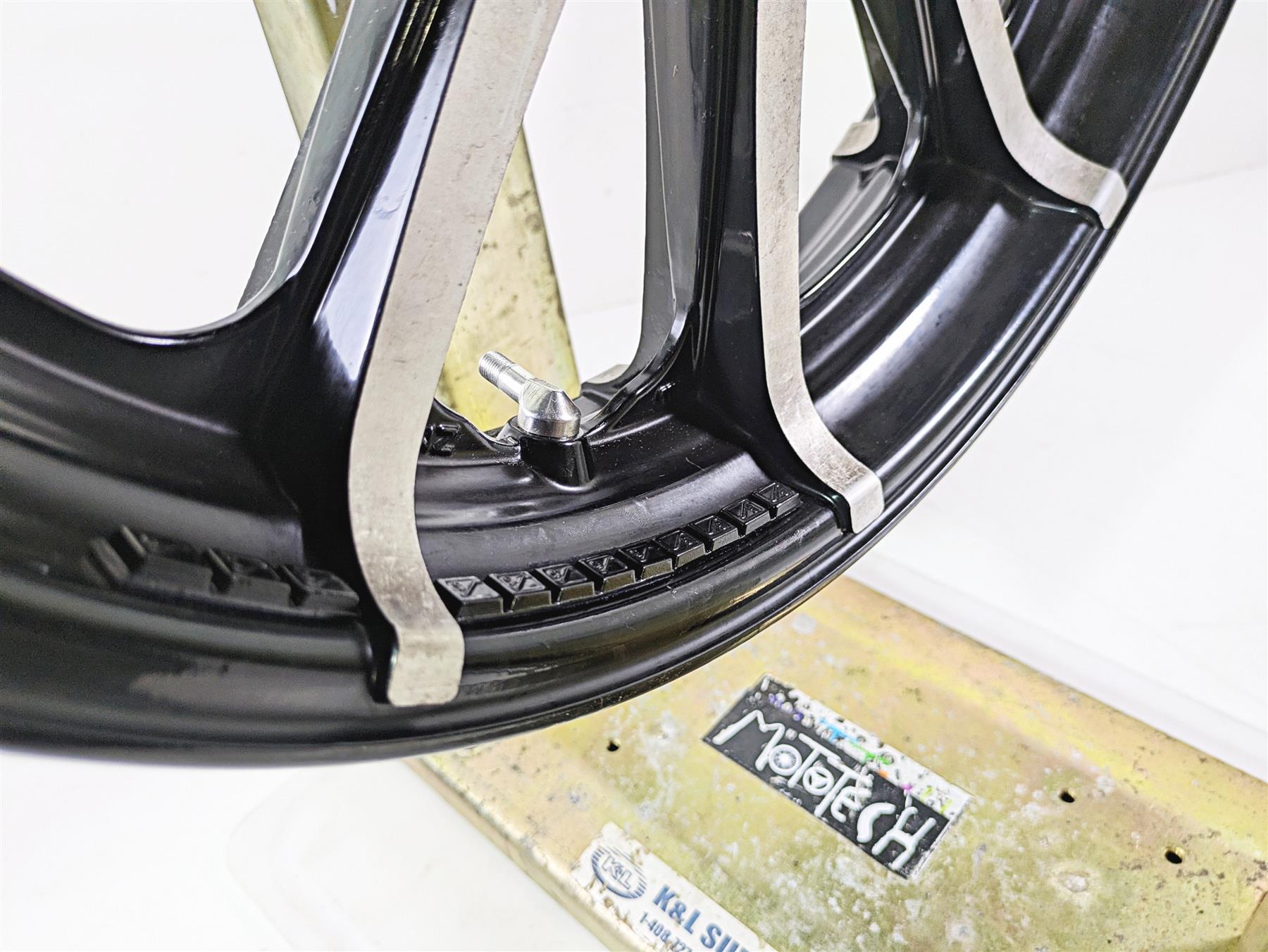 2017 Indian Chieftain Limited Straight Front Wheel Rim 19x3.5 1523059 {{ shop.shopifyCountryName }} - Mototech271