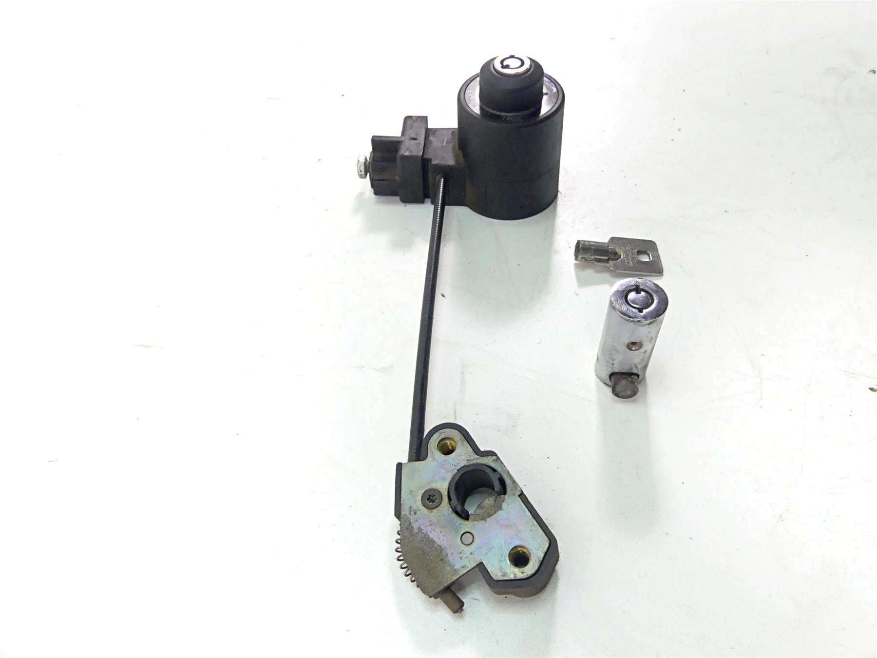 2005 Harley VRSCSE CVO V-Rod Ignition Switch Key Lock Set 71403-01 {{ shop.shopifyCountryName }} - Mototech271