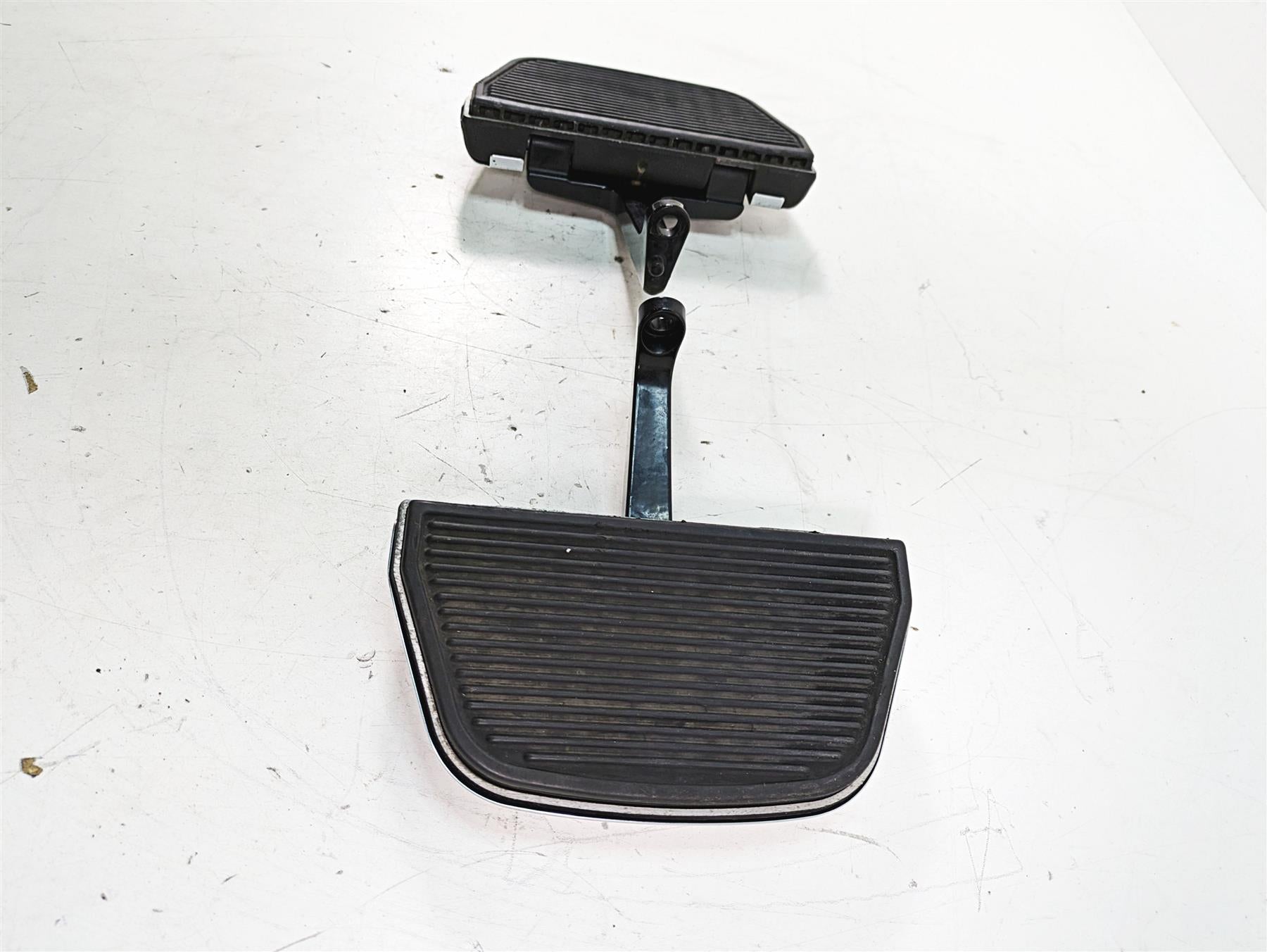 2008 Harley FLHTCU Electra Glide Left Right Passenger Floor Board Set 52719-93B {{ shop.shopifyCountryName }} - Mototech271