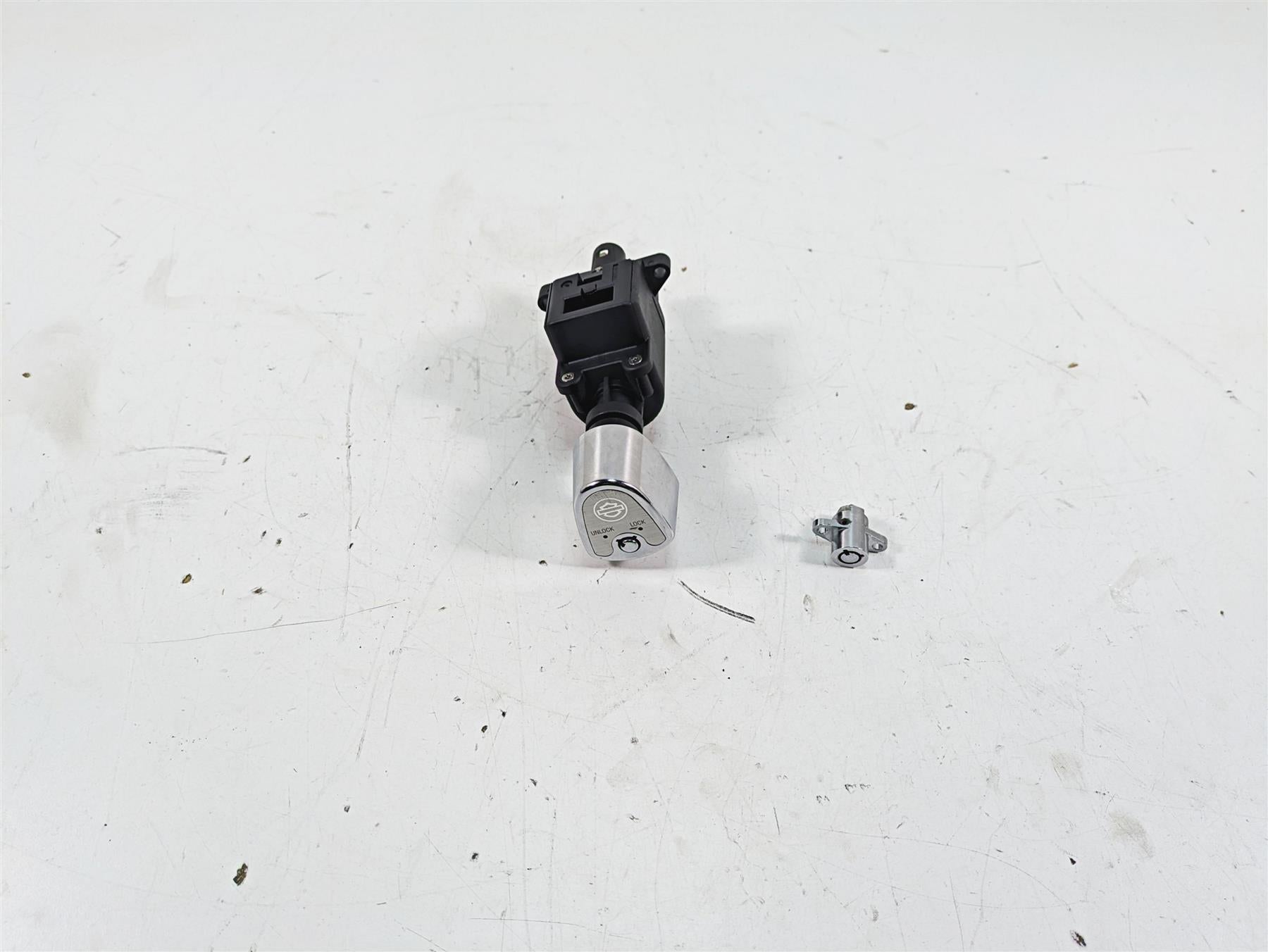 2013 Harley Touring FLHX Street Glide Ignition Switch Lock Set - Vin 71572-06