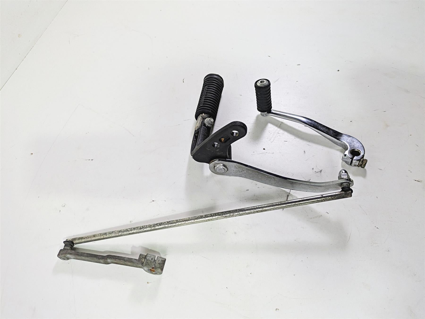 2015 Harley FXDF Dyna Fat Bob Front Left Fw Footpeg & Shifter 33693-03 34564-90B {{ shop.shopifyCountryName }} - Mototech271