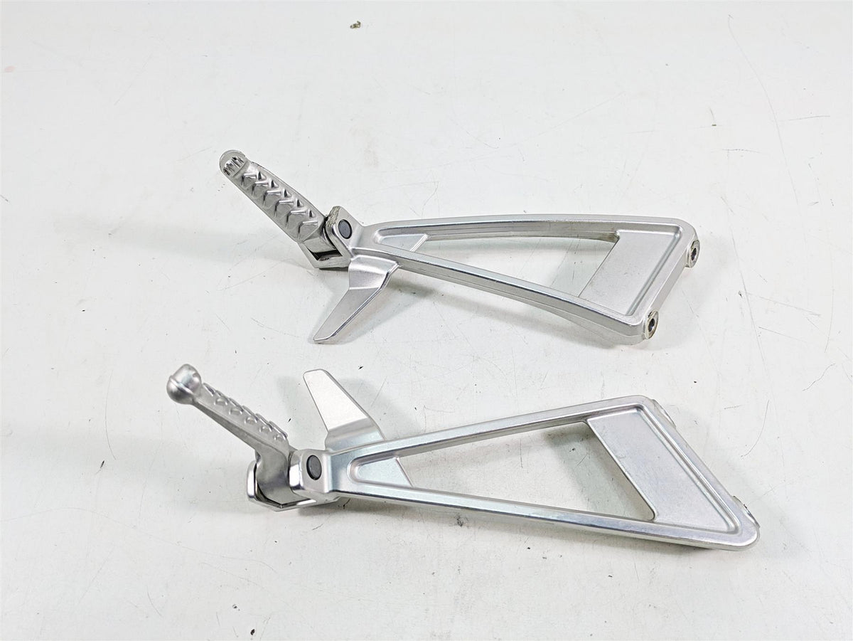 2021 Aprilia RS660 Rear Passenger Footpeg Set - Rash 2B005206 2B005205 {{ shop.shopifyCountryName }} - Mototech271