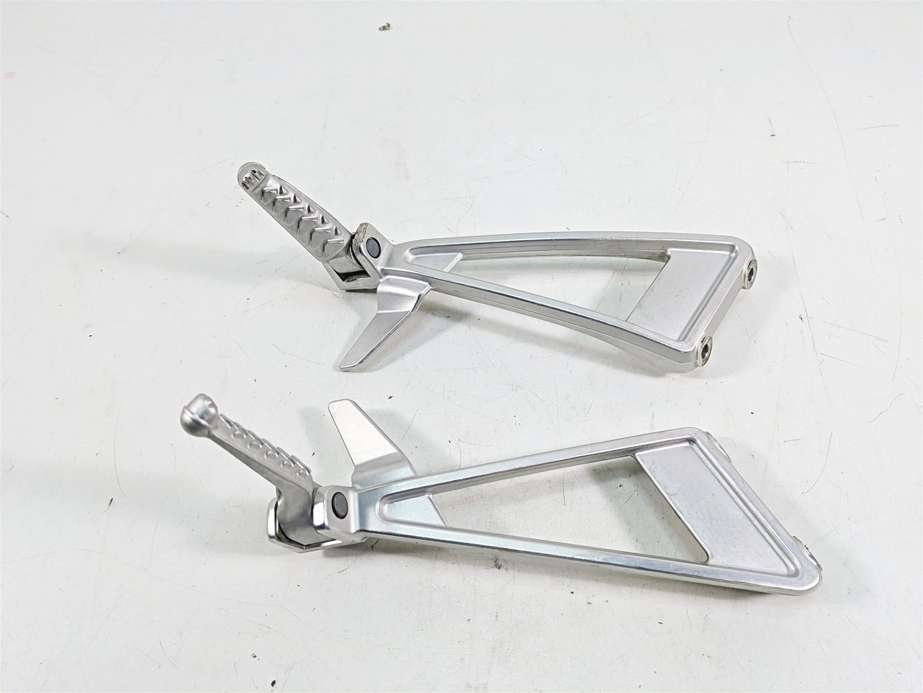 2021 Aprilia RS660 Rear Passenger Footpeg Set - Rash 2B005206 2B005205 {{ shop.shopifyCountryName }} - Mototech271