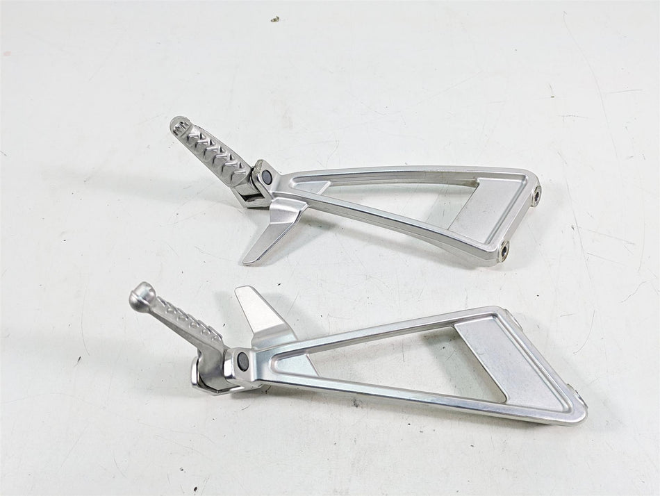 2021 Aprilia RS660 Rear Passenger Footpeg Set - Rash 2B005206 2B005205 {{ shop.shopifyCountryName }} - Mototech271