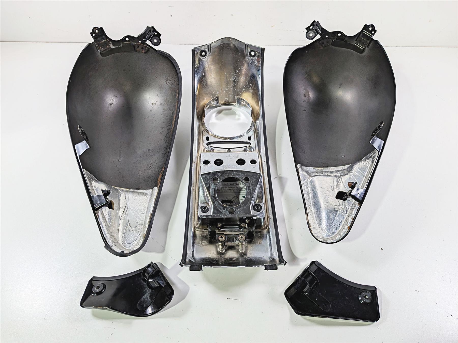 2006 Suzuki C90 VL1500T Boulevard Tank & Center Cover Fairing Set 47800-10F60 {{ shop.shopifyCountryName }} - Mototech271