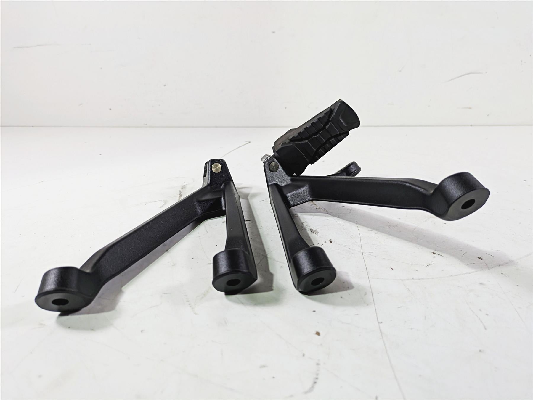 2019 BMW S1000XR K49 Rear Passenger Footpeg Set - Read 46718553845 46718553846 {{ shop.shopifyCountryName }} - Mototech271