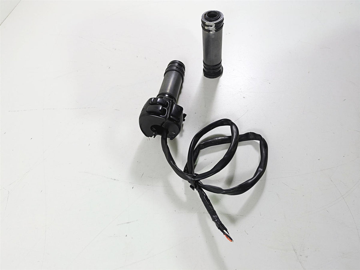 2008 Harley FLSTSB Cross Bones Right Hand Control Switch -No Plug 71684-06A {{ shop.shopifyCountryName }} - Mototech271