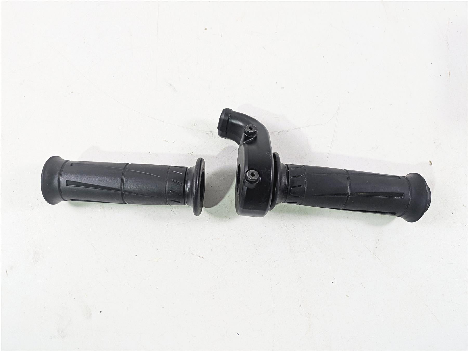 2024 Kawasaki ZX6R ZX636 Ninja Throttle Grip Handle Set 46019-0020 {{ shop.shopifyCountryName }} - Mototech271