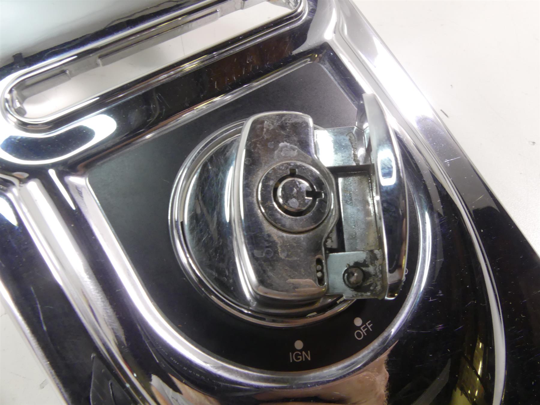 2009 Harley FXDF Dyna Fat Bob Fuel Tank Dash Cover + Ign Switch - Read 71211-04A {{ shop.shopifyCountryName }} - Mototech271
