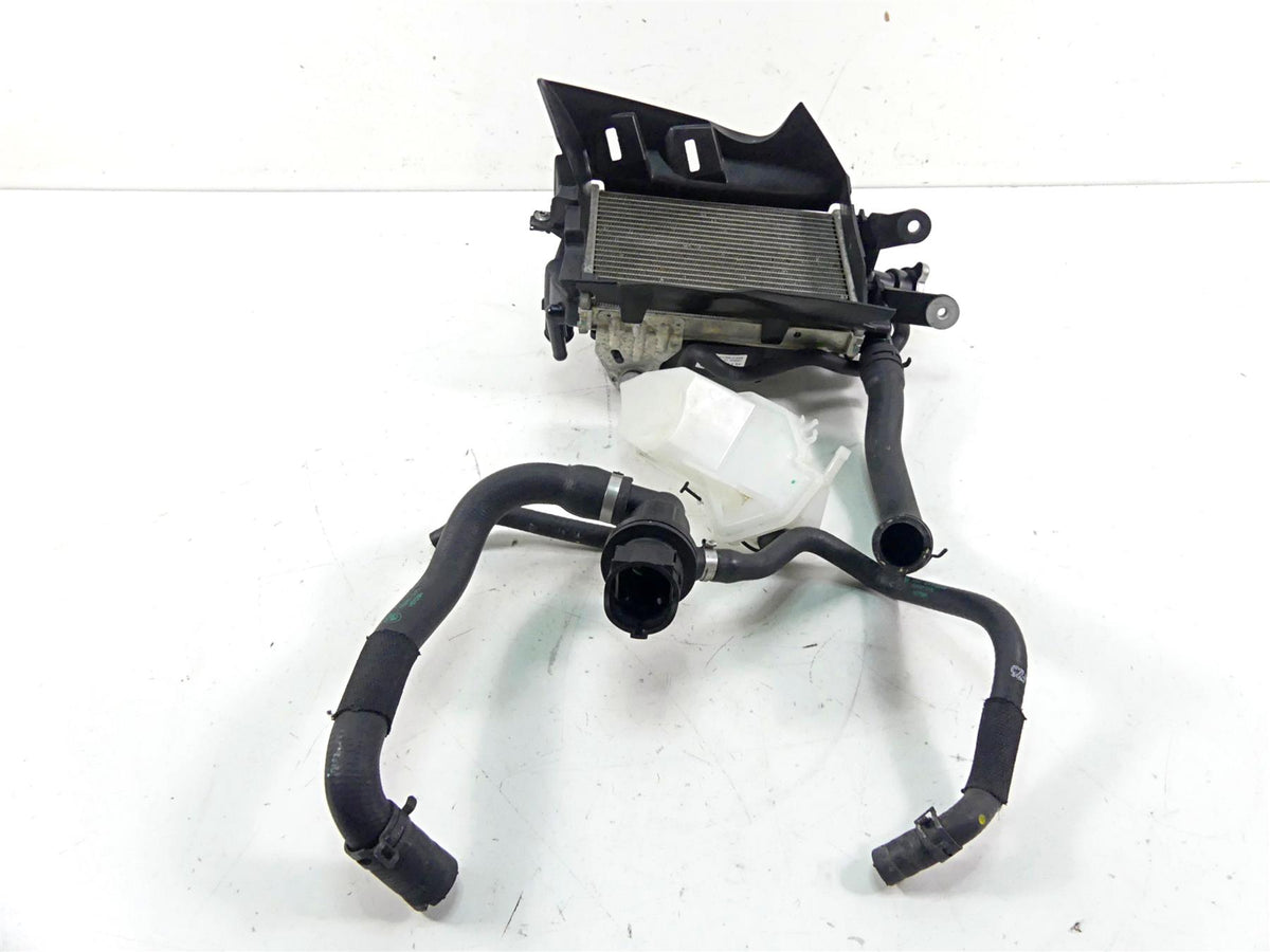 2015 BMW R1200GS GSW K50 Right Radiator + Reservoir Fan & Cover Set 17118546416 {{ shop.shopifyCountryName }} - Mototech271