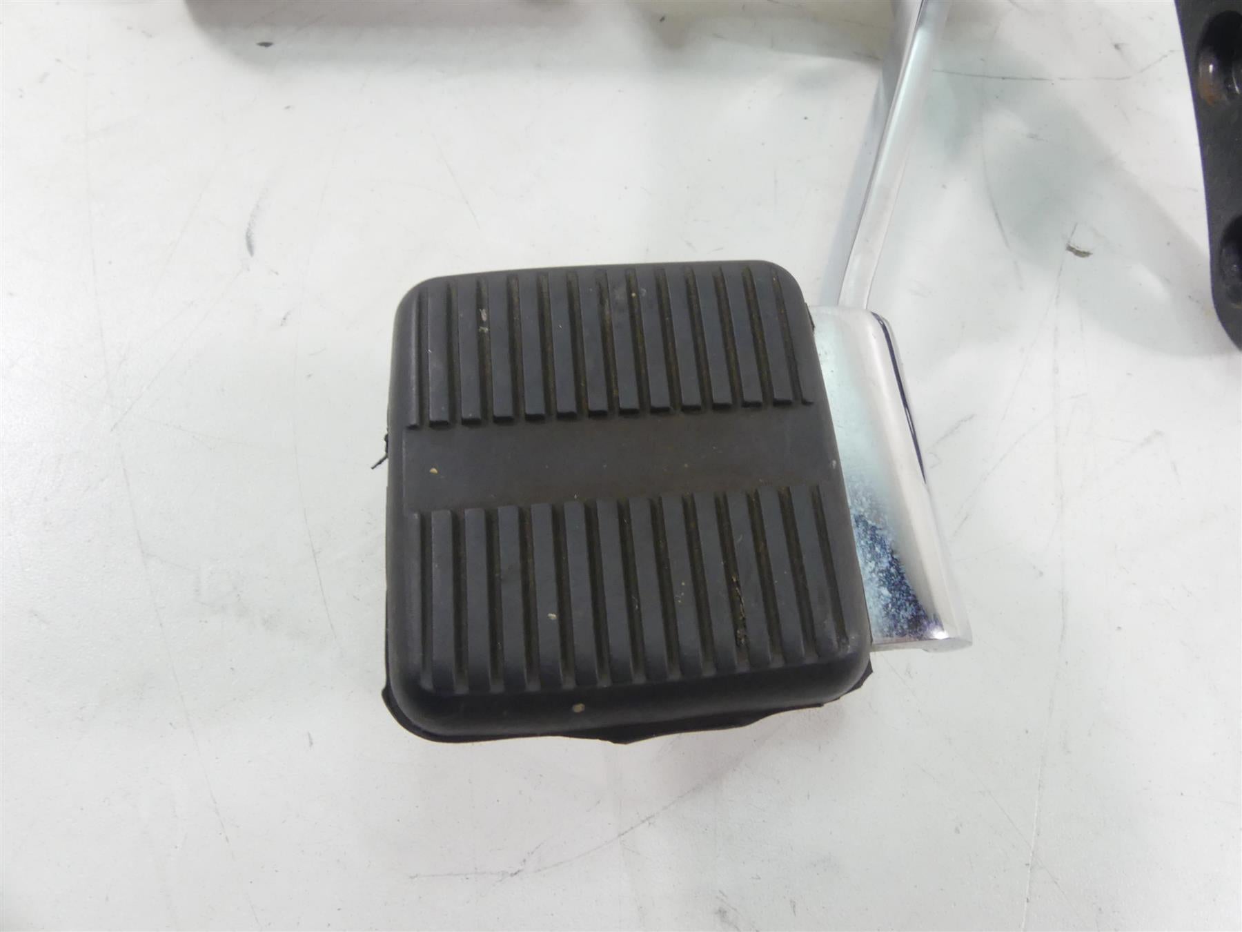 2014 Harley Dyna FXDF Fat Bob Right Forward Foot Control Set 42481-03A {{ shop.shopifyCountryName }} - Mototech271