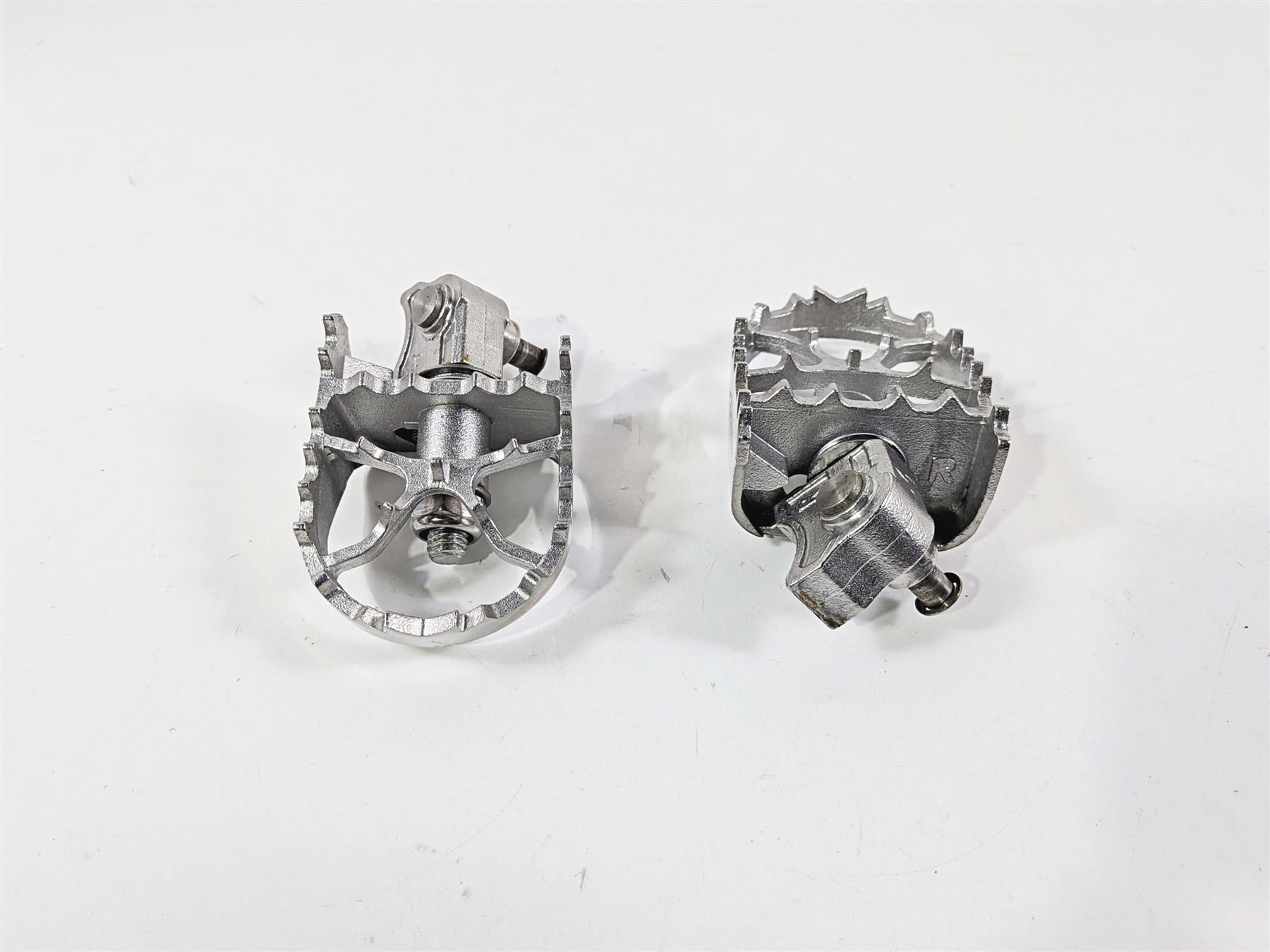 2016 BMW R1200 GS K50 Arashi Rider Foot Peg Footpeg Set AF076 {{ shop.shopifyCountryName }} - Mototech271