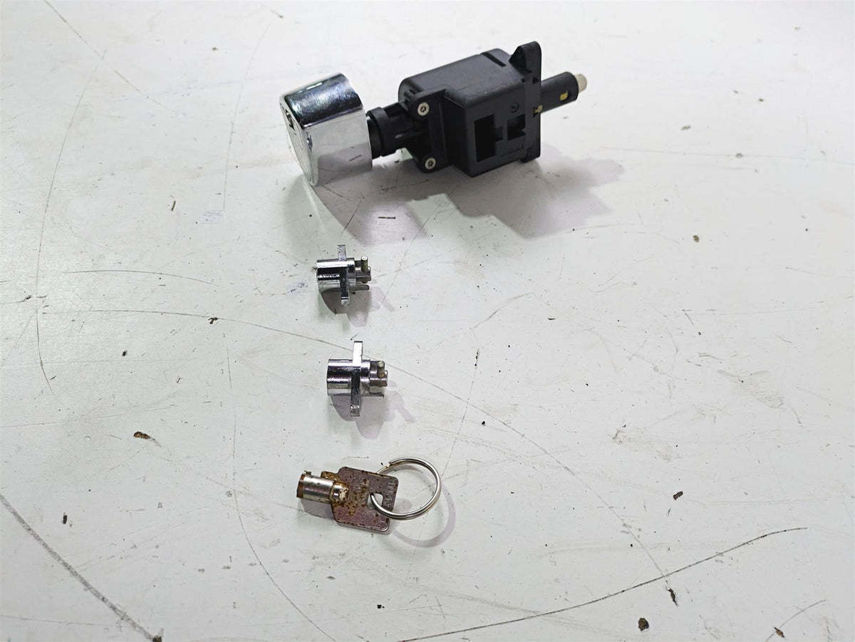 2007 Harley Touring FLHTCU SE CVO E-Glide Ignition Switch Key Lock Set 71572-06 {{ shop.shopifyCountryName }} - Mototech271