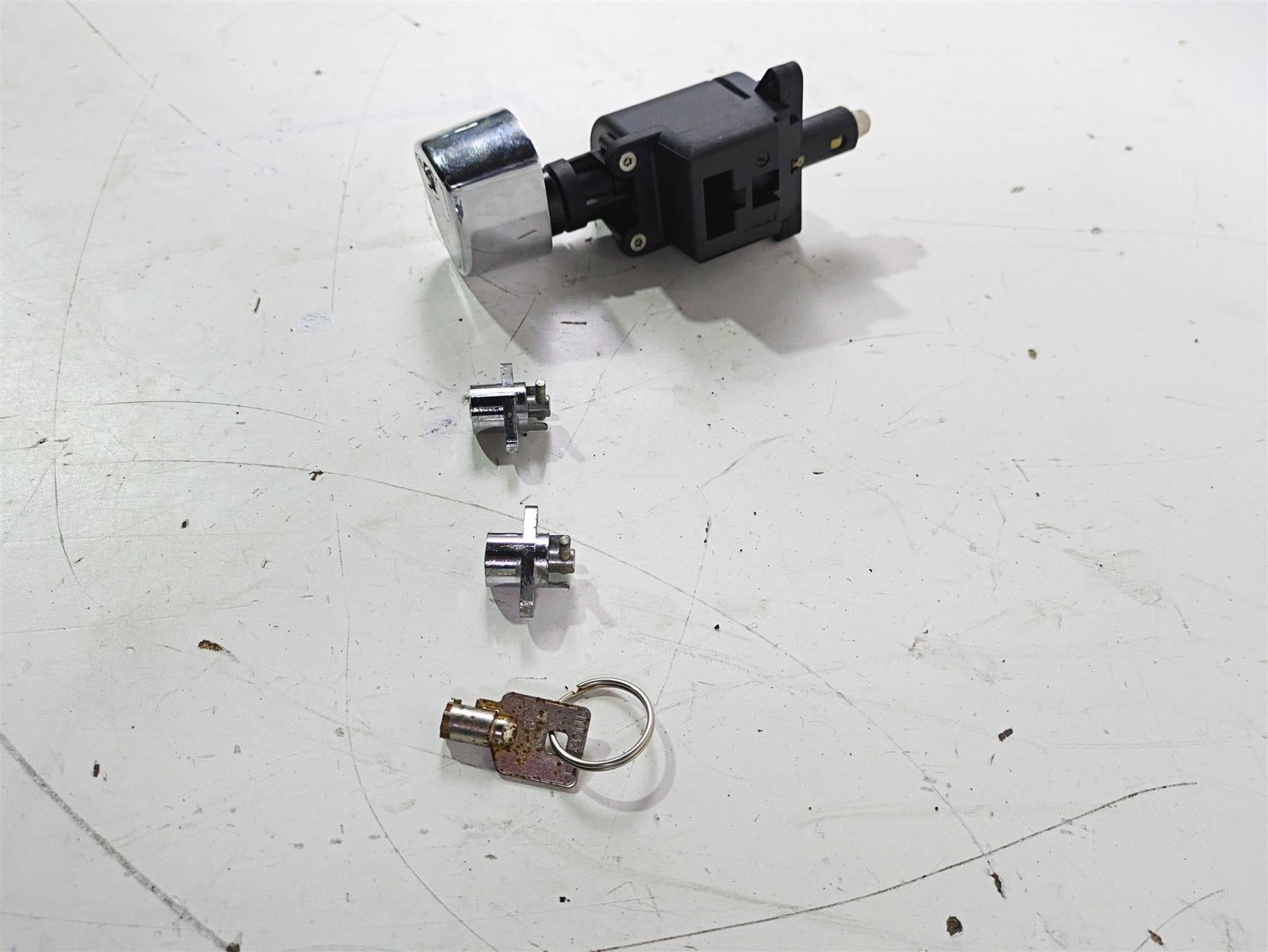 2007 Harley Touring FLHTCU SE CVO E-Glide Ignition Switch Key Lock Set 71572-06 {{ shop.shopifyCountryName }} - Mototech271
