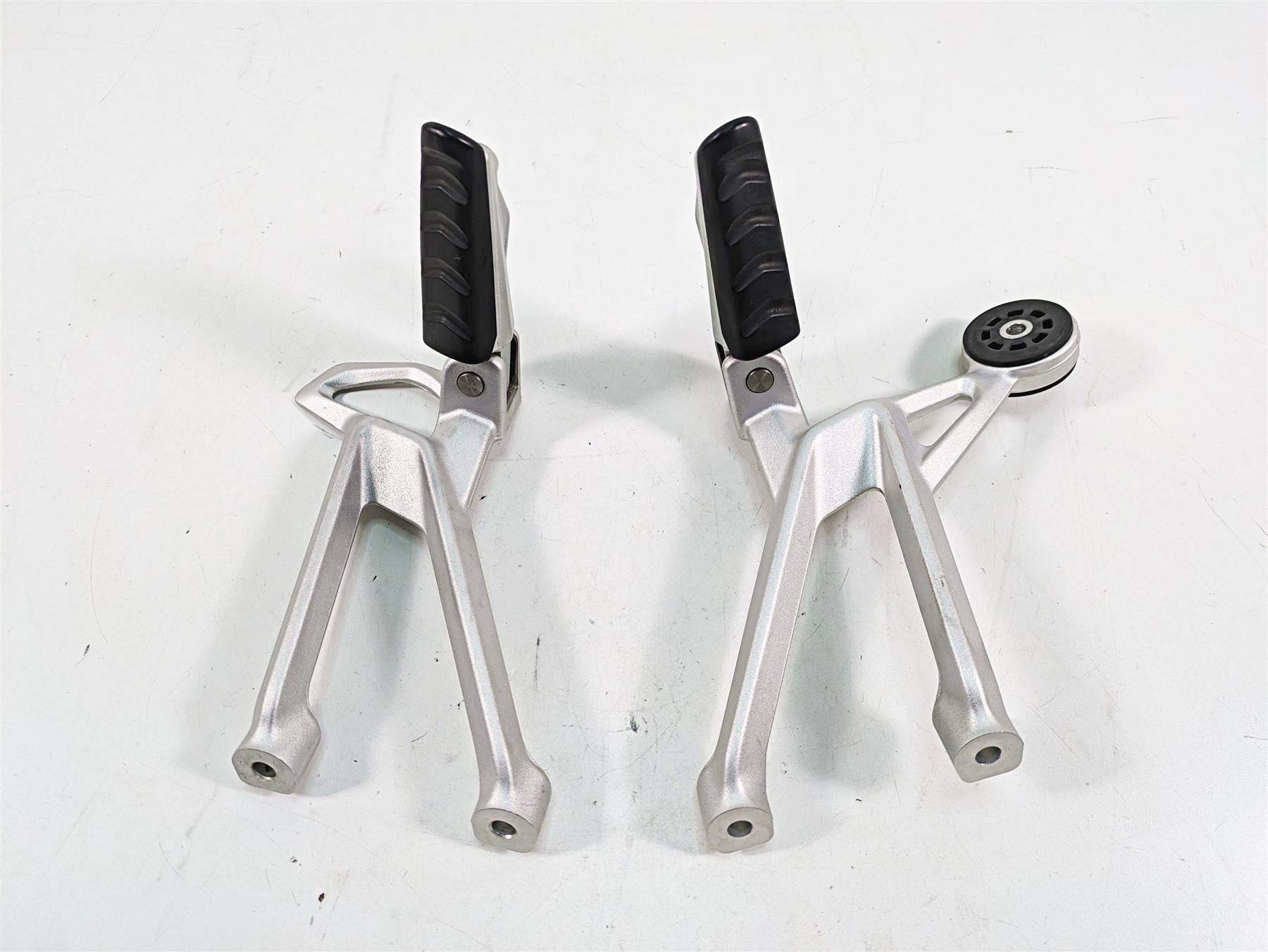 2016 BMW R1200R K53 Rear Passenger Foot Peg Rest Set 46718540798 46718540799 {{ shop.shopifyCountryName }} - Mototech271