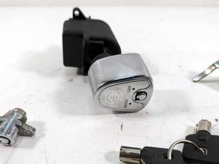 2006 Harley Touring FLHTCUI Electra Glide Ignition Switch Key Lock Set 71572-06 {{ shop.shopifyCountryName }} - Mototech271