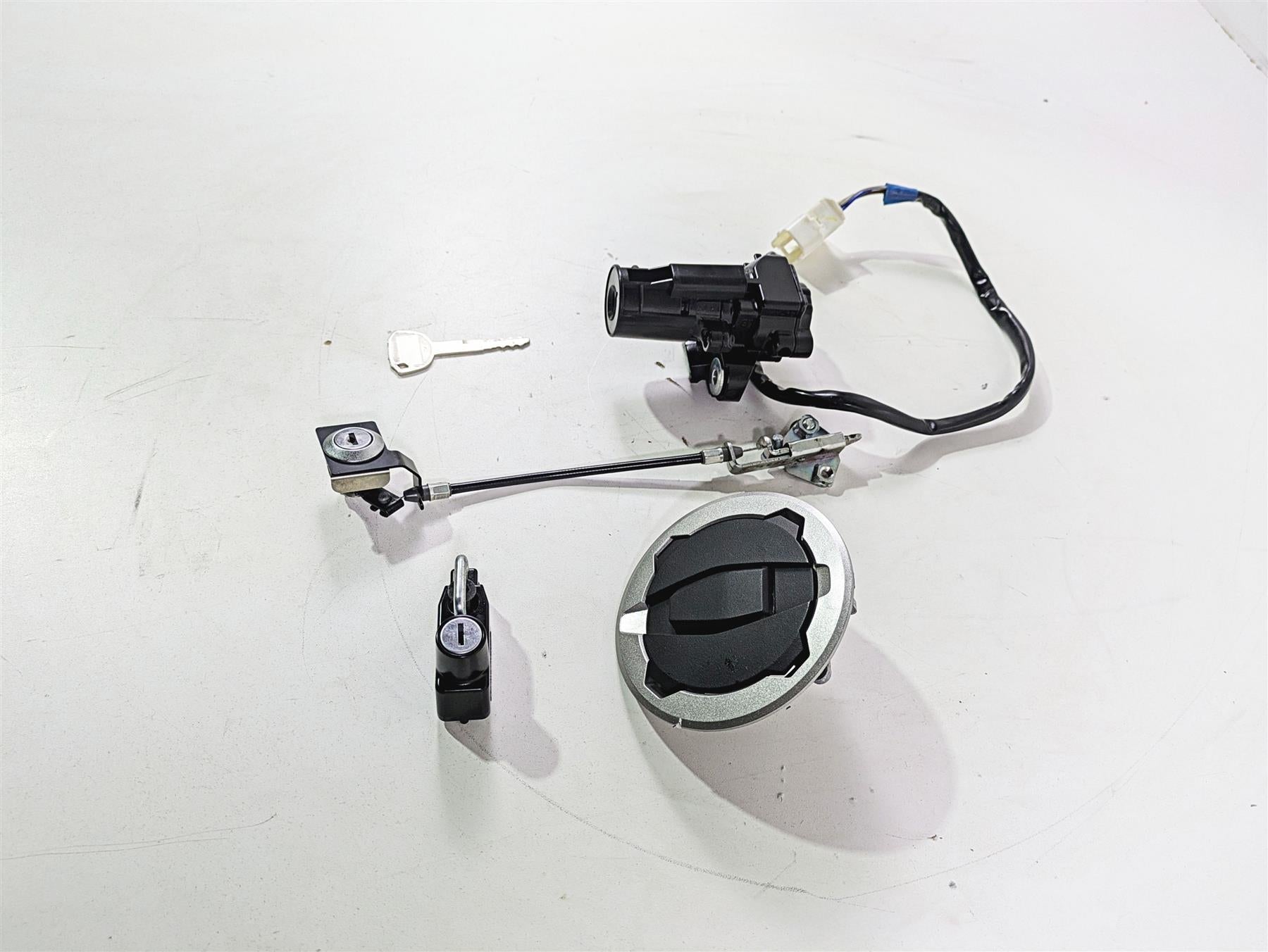 2021 Kawasaki Z900 ZR900 Ignition Switch Key Lock Tank Cap Set 27005-0673 {{ shop.shopifyCountryName }} - Mototech271