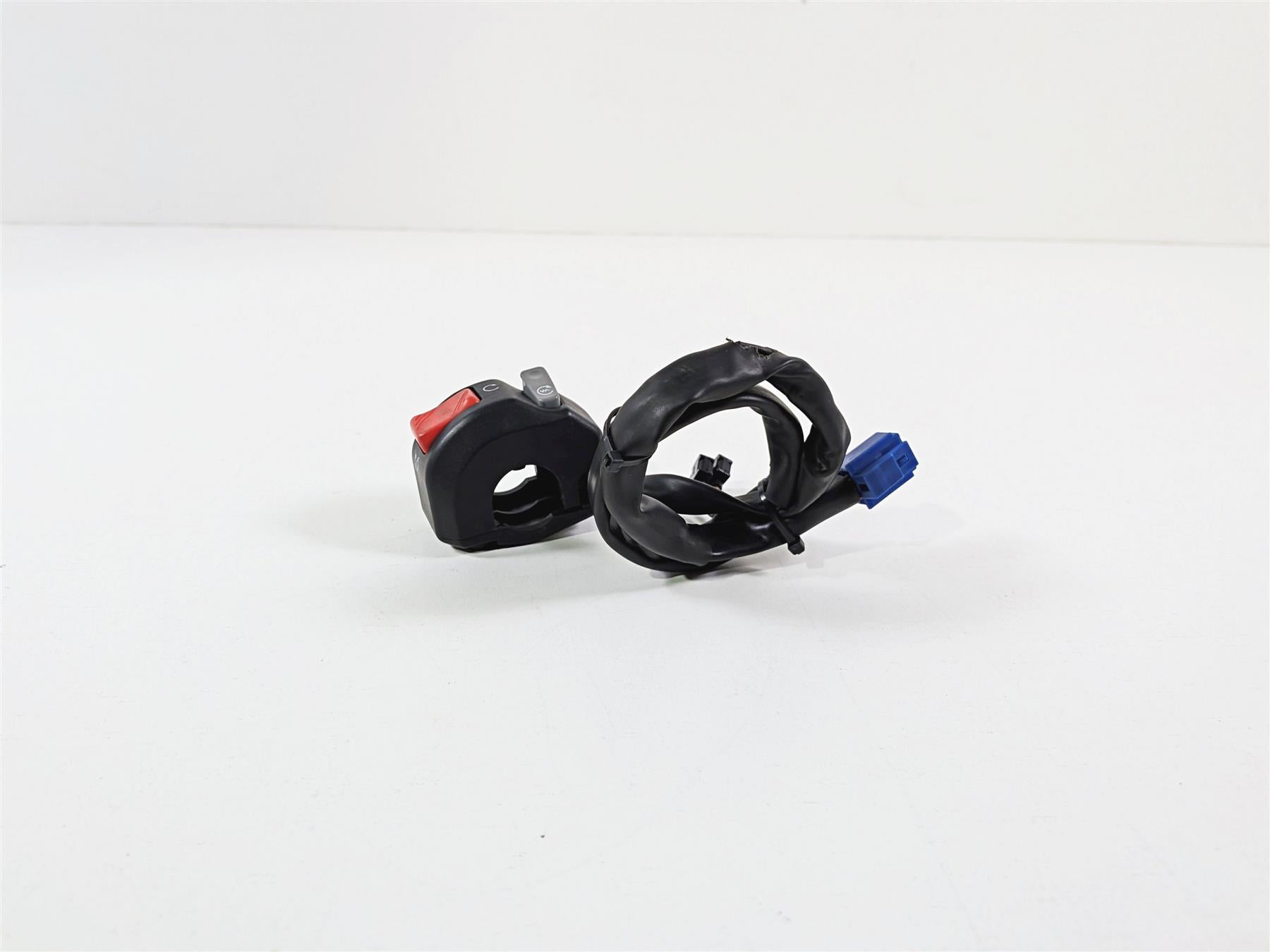2008 Yamaha YZF R1 RN19 Right Hand Control Switch Start Stop 4C8-83975-00-00 {{ shop.shopifyCountryName }} - Mototech271