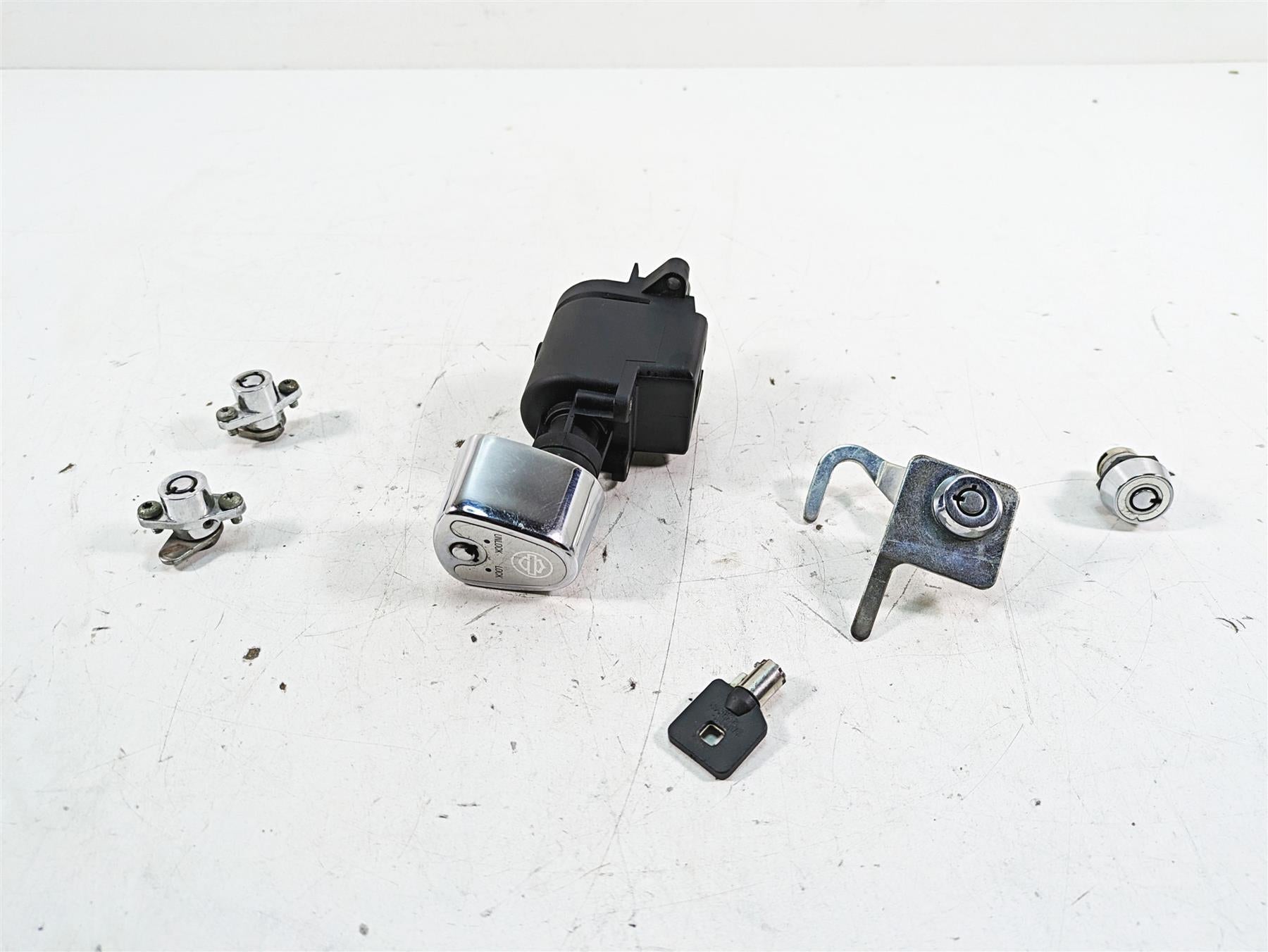 2008 Harley FLHTCU Electra Glide Ignition Switch Key Lock Set 71572-06 {{ shop.shopifyCountryName }} - Mototech271