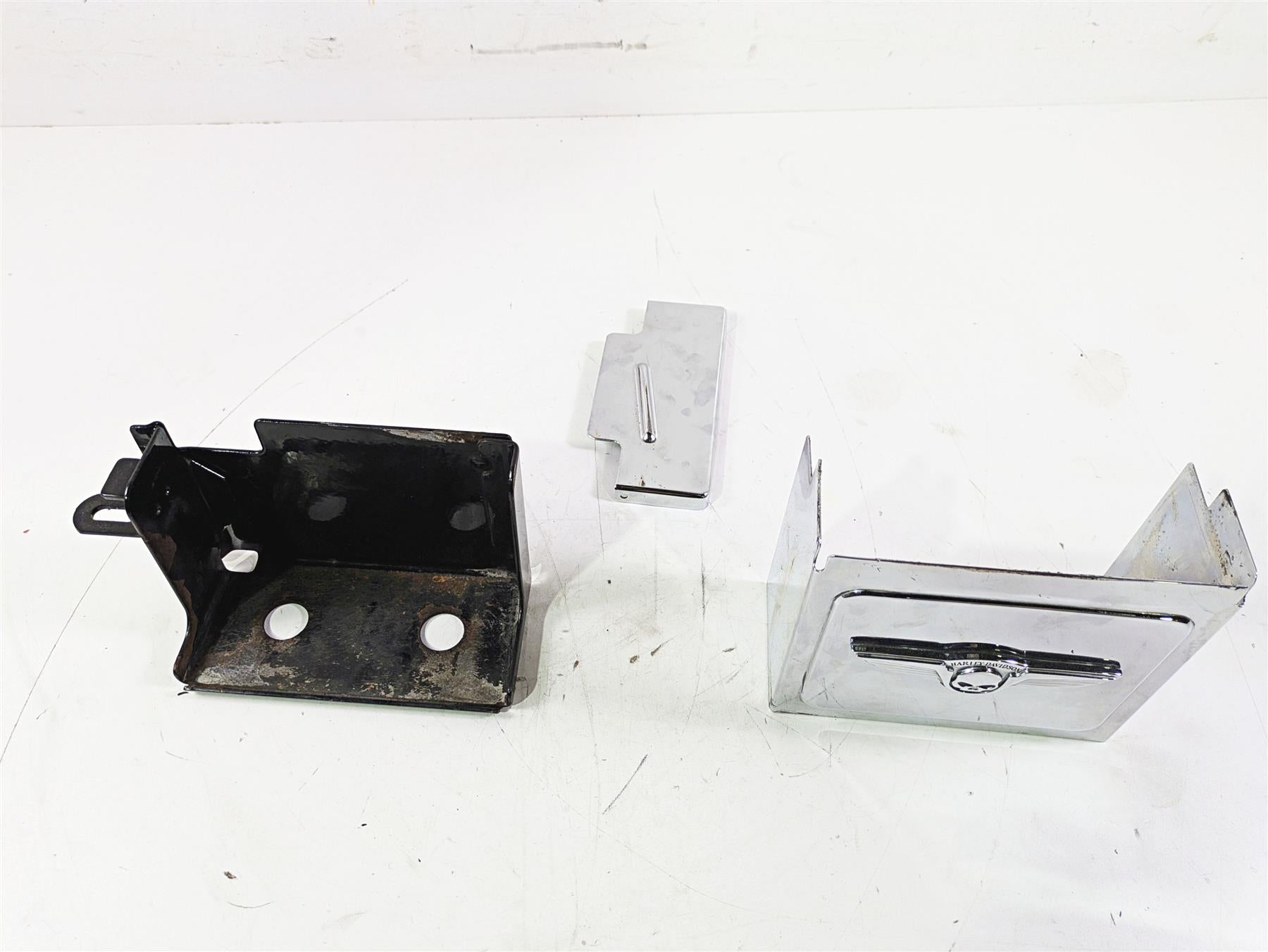2002 Harley Dyna FXDL Low Rider Battery Tray Box & Skull Chrome Cover 66375-97 {{ shop.shopifyCountryName }} - Mototech271