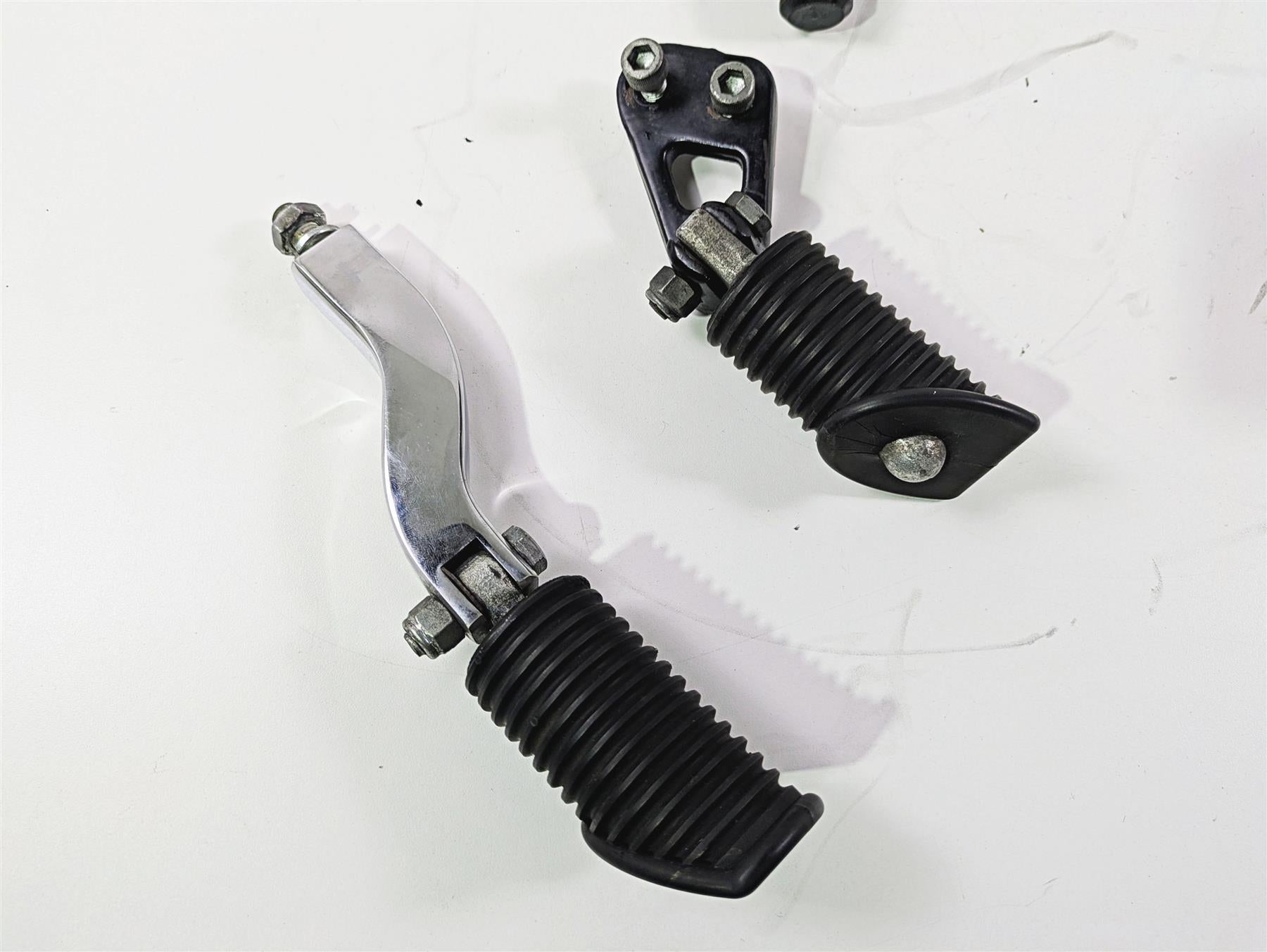 1999 Harley Dyna FXDL Low Rider Passenger Footpeg Set + Mount 49165-90 52740-94A {{ shop.shopifyCountryName }} - Mototech271