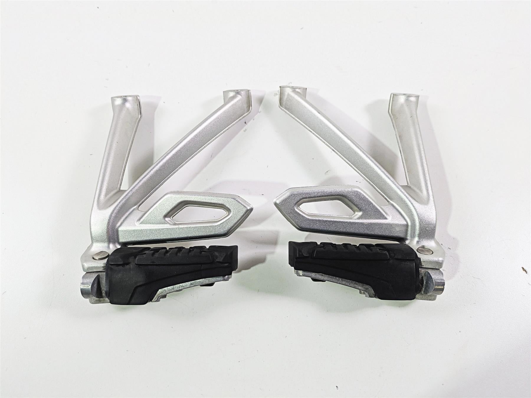 2015 BMW R1200 GS Adv K51 Rear Passenger Footpeg Set 46718526741 46718526742 {{ shop.shopifyCountryName }} - Mototech271