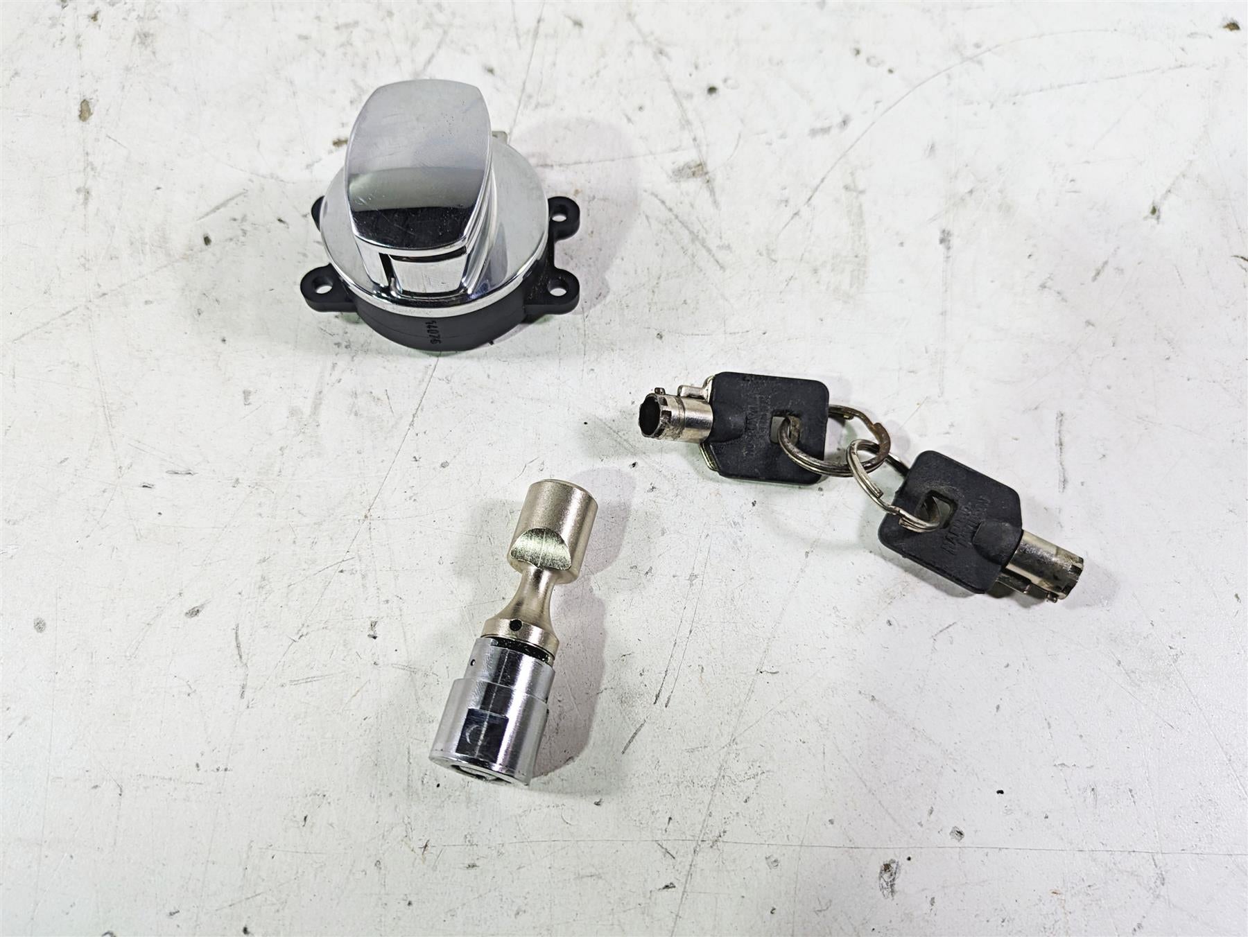 2005 Harley Softail FLSTFSE CVO Fat Boy Ignition Switch Key Lock Set 71450-04