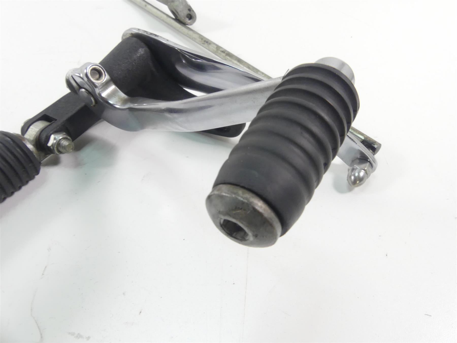 2014 Harley FXDF Dyna Fat Bob Front Left Fw Foot Peg & Shifter Set 33693-03 {{ shop.shopifyCountryName }} - Mototech271
