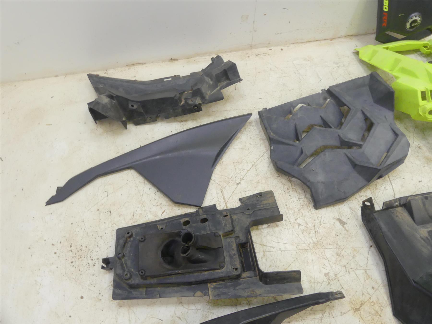 2020 Can Am Maverick X3 XMR Turbo RR Plastic Fairing Fuel Tank Set 709000706 {{ shop.shopifyCountryName }} - Mototech271