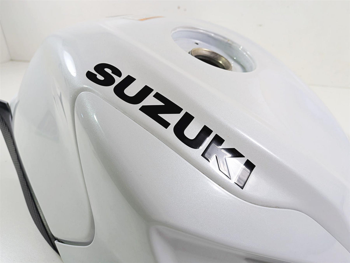 2024 Suzuki GSXR600 Fuel Gas Petrol Tank & Covers White - Nice 44100-14JJ0 {{ shop.shopifyCountryName }} - Mototech271